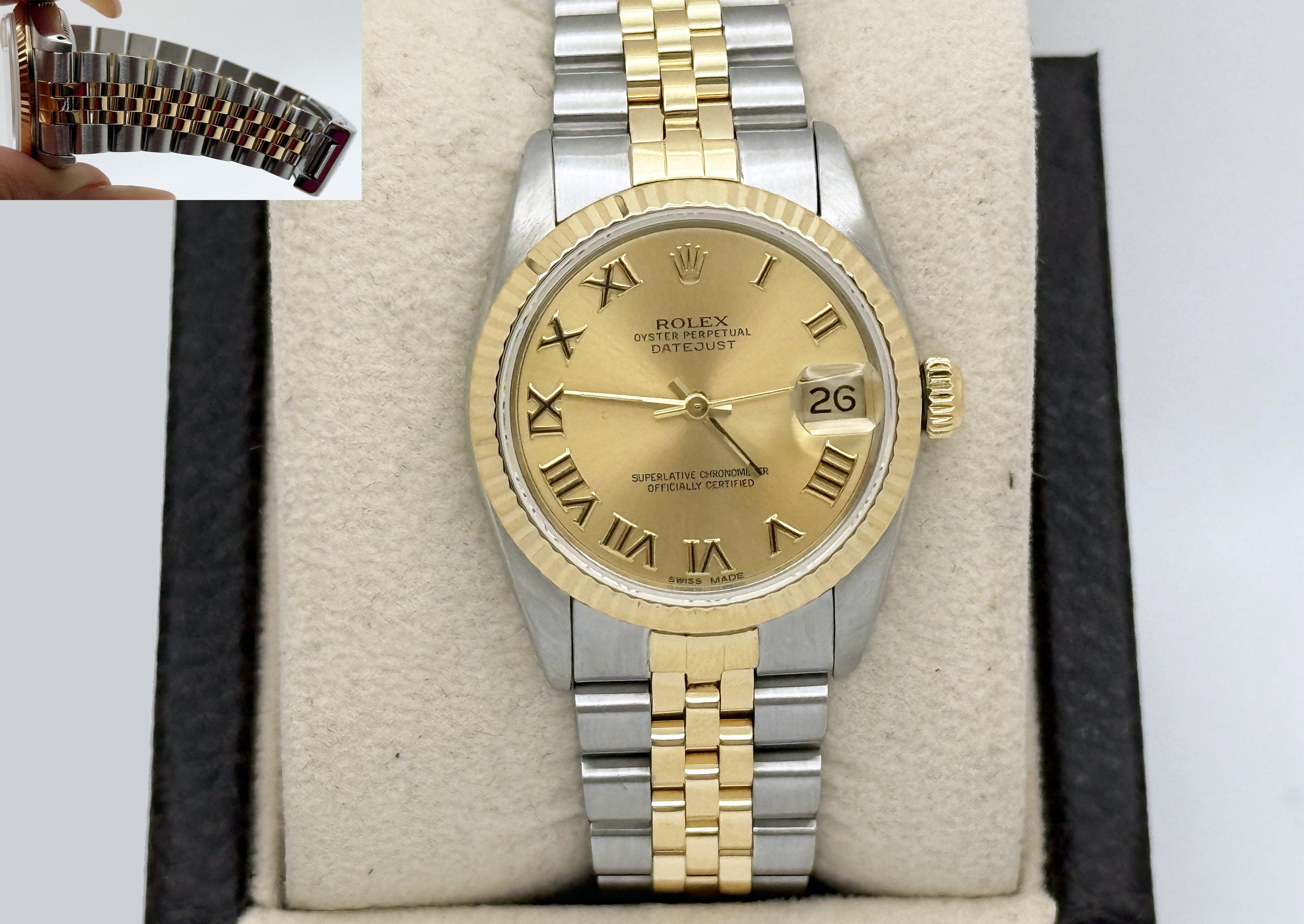 
Stilnummer: 68273



Seriennummer: N20****



Jahr: 1991

 

Modell: Rolex Datejust Midsize

 

MATERIAL des Gehäuses: Rostfreier Stahl

 

Band: 18k Gelbgold & Edelstahl

  

Lünette: 18k Gelbgold geriffelt

  

Zifferblatt: Champagner Römisches