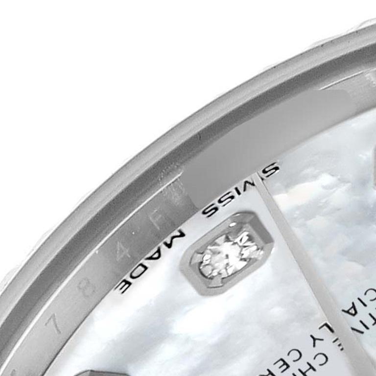 Rolex Datejust Midsize Mother Of Pearl Diamond Dial Steel White Gold Ladies Watch 178274. Mouvement à remontage automatique certifié officiellement chronomètre. Boîtier oyster en acier inoxydable de 31.0 mm de diamètre. Logo Rolex sur une couronne.