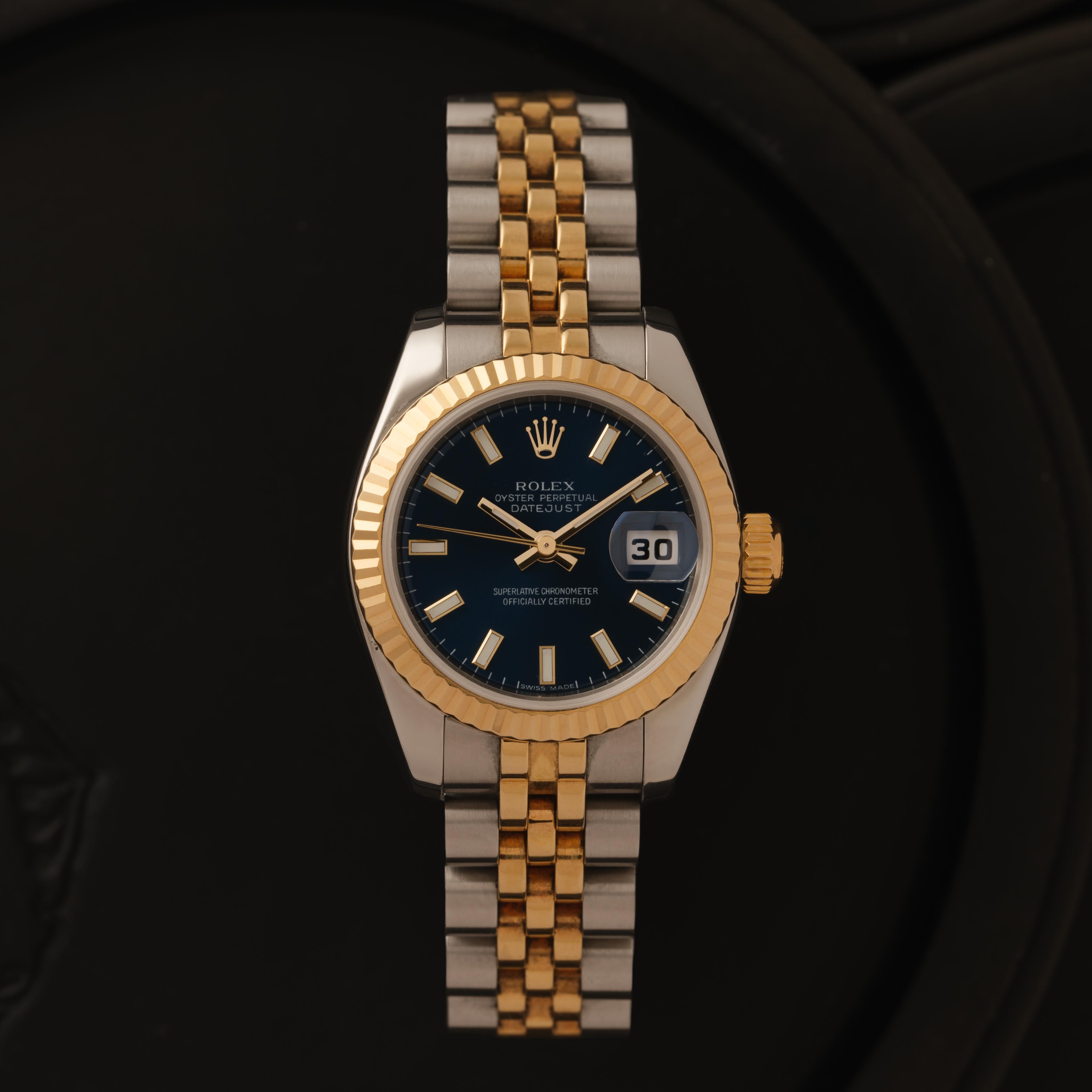 Rolex DateJust Modello 179173 Acciaio inossidabile e oro giallo 18 carati, quadrante blu 26 mm, movimento automatico.
Prodotto in Svizzera nel 2010 circa

Creatore: Rolex
Model No: DateJust 179173
Anno: 2010
Materiale: Acciaio inossidabile e oro