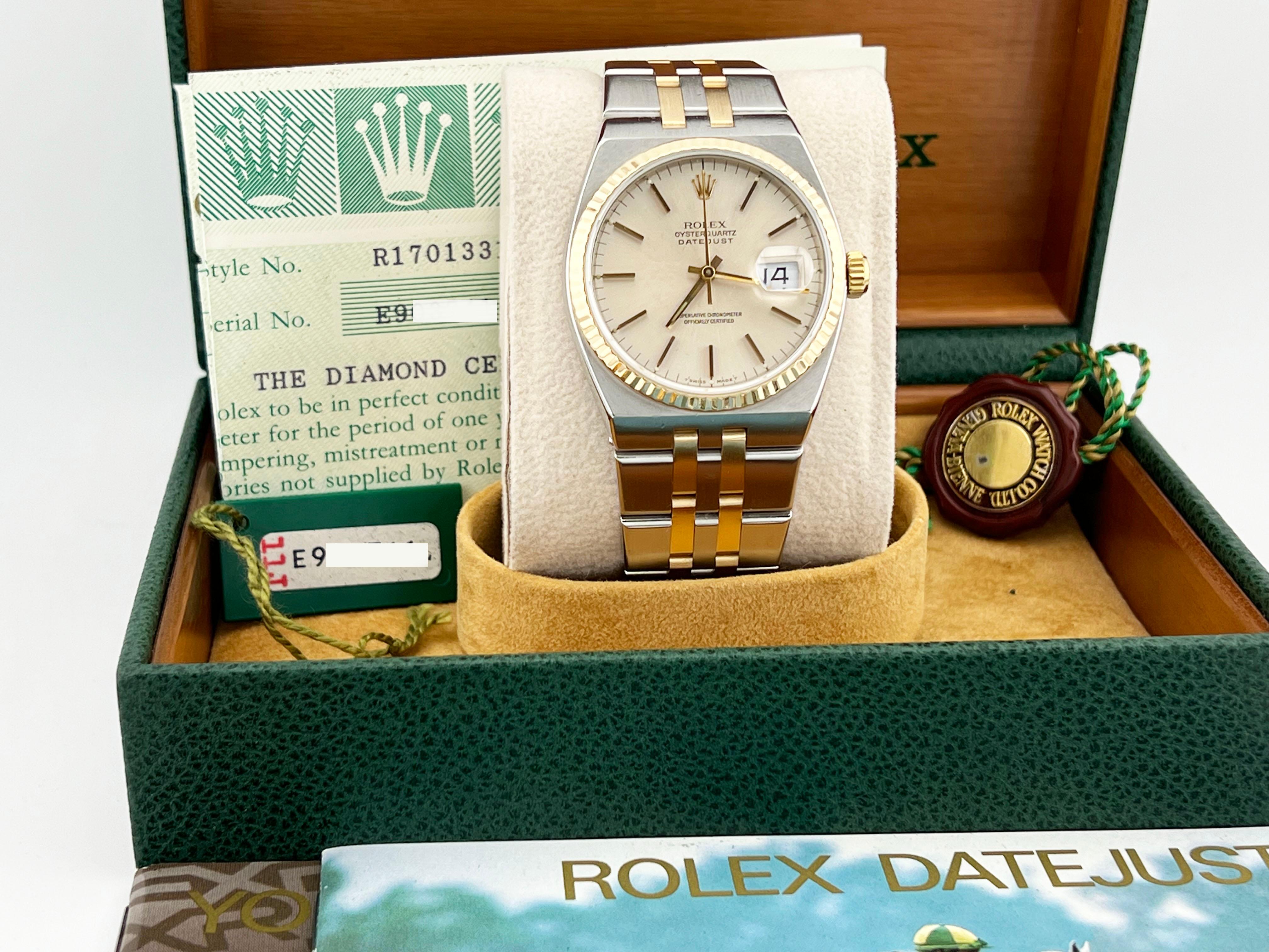 Número de estilo: 17013

De serie: E903***

Año: 1993

Model No: Rolex Datejust Oysterquartz

Material de la caja: Acero inoxidable 

Pulsera: Oro amarillo de 18 quilates y acero inoxidable 

Bisel: Oro amarillo de 18 quilates 

Esfera: Plateada