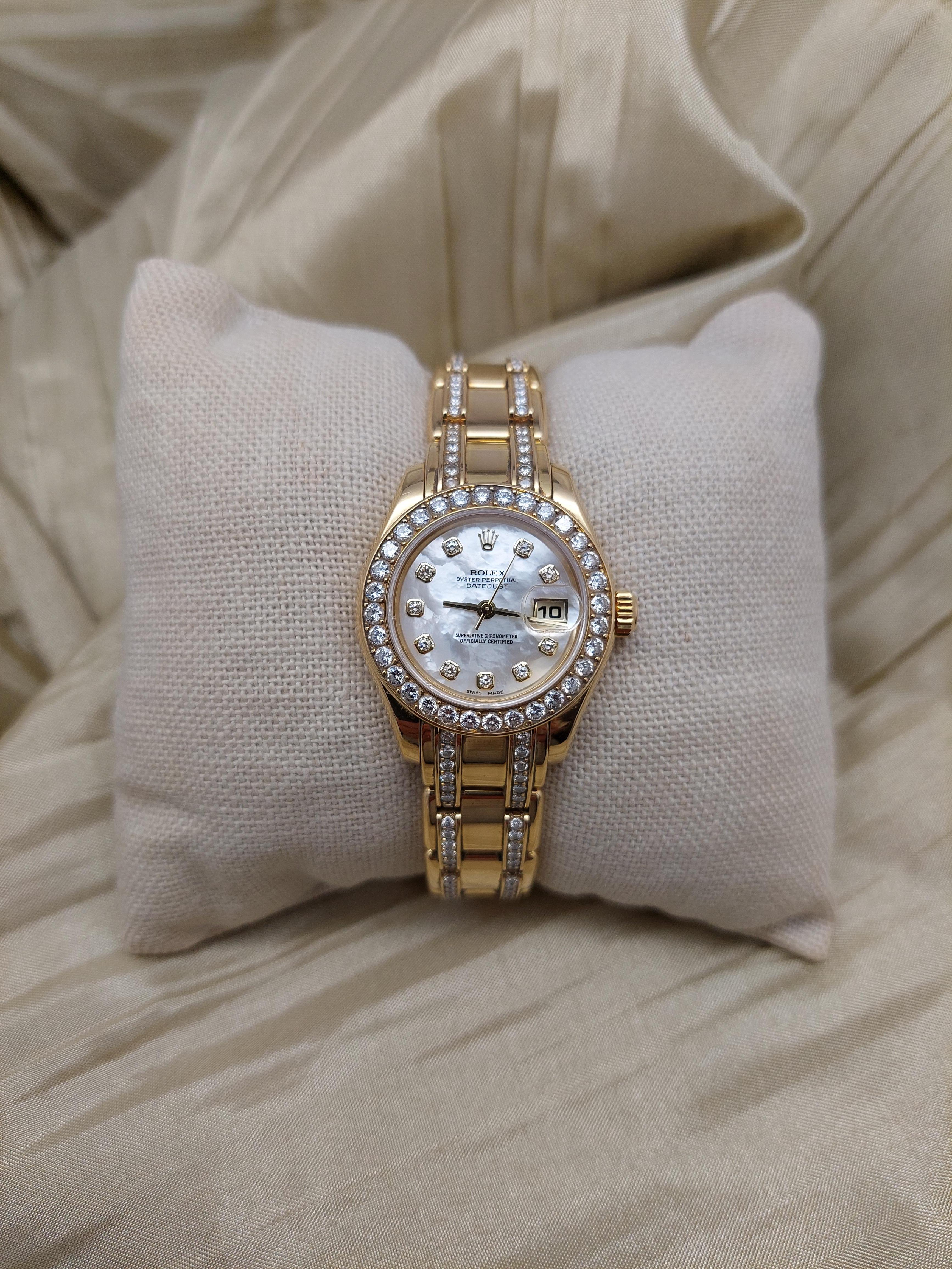 L'orologio più femminile di Rolex..................................

18KT, diamanti e madreperla....................................

Modello:  Rolex Datejust Pearlmaster

Materiale della cassa:  oro giallo 18k
Caso #:  80298
Serie :