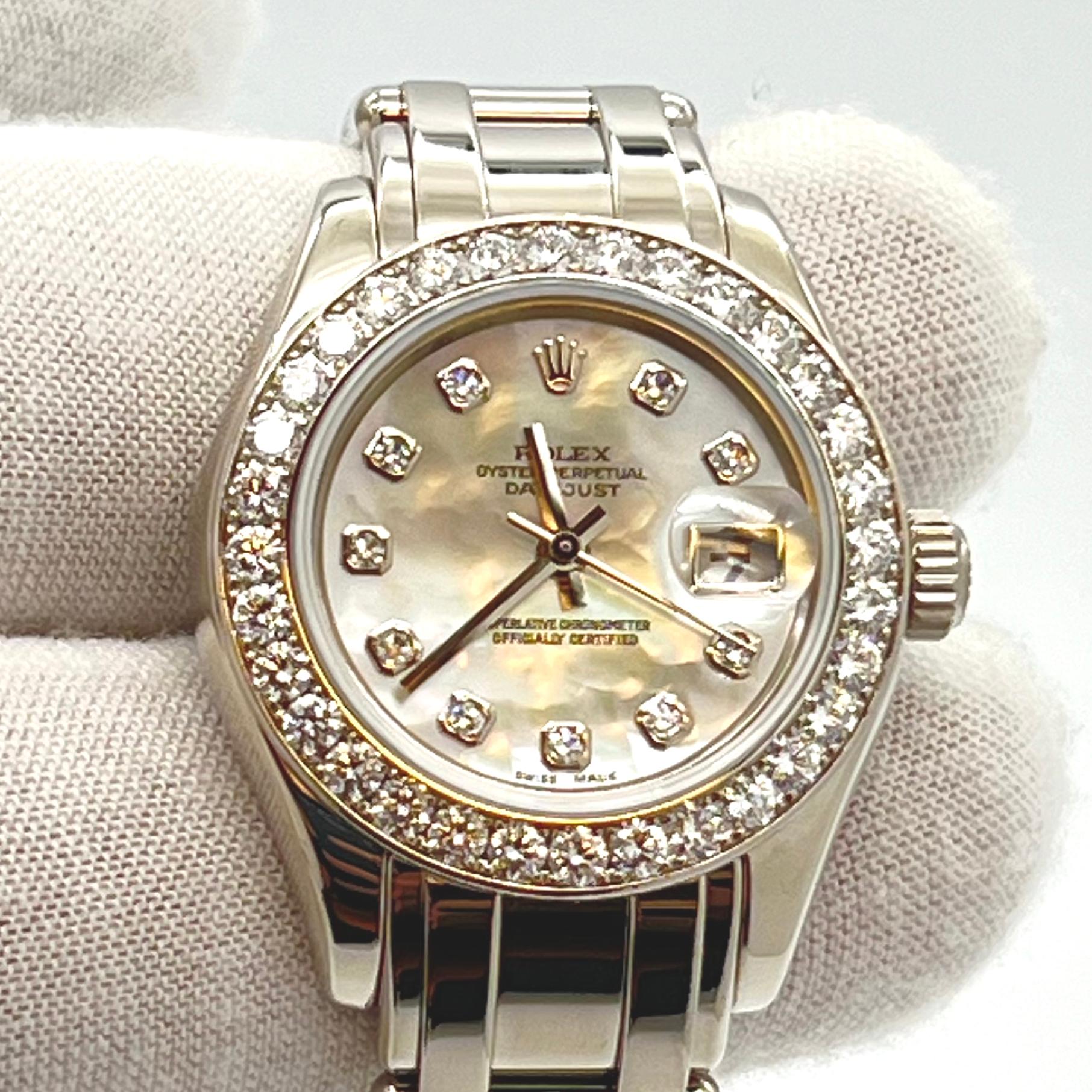 Die Rolex Lady-Datejust Pearlmaster, Referenznummer 80299, ist ein raffinierter Zeitmesser für Frauen, die sowohl Eleganz als auch Funktionalität suchen. Die aus Weißgold gefertigte Uhr ist in sehr gutem Zustand und ideal für alle, die handwerkliche