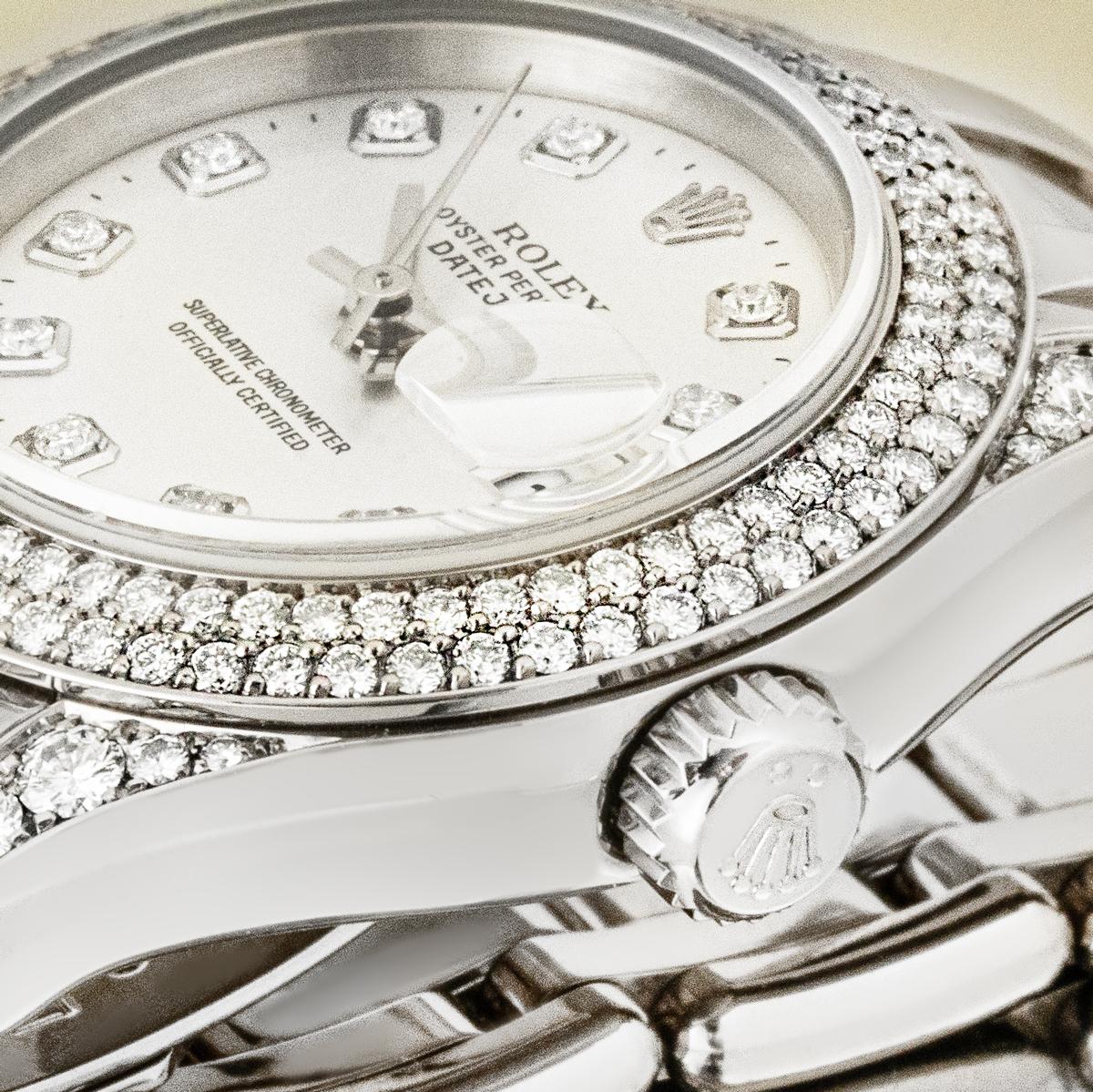 Eine Datejust Pearlmaster aus Weißgold von Rolex, Referenz 80359. Die markante Damenuhr zeichnet sich durch ihr silbernes Zifferblatt mit 10 runden Brillantindexen, eine mit 116 runden Brillanten pavégefasste Lünette und 24 weitere Diamanten auf den