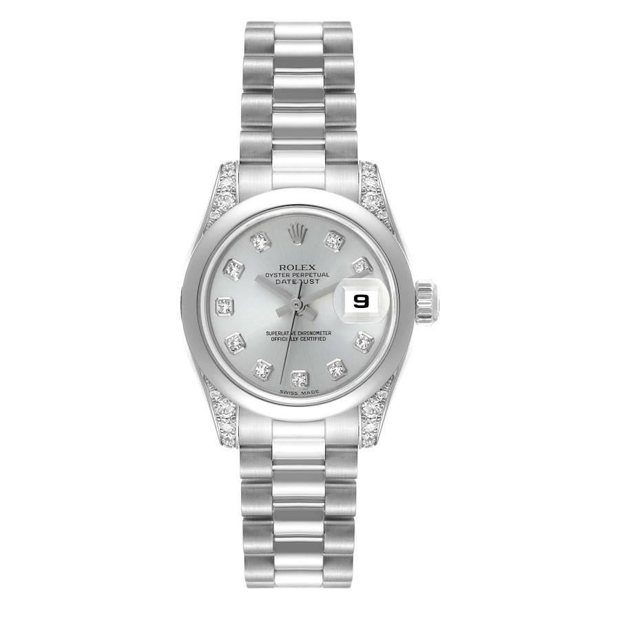Rolex Datejust President Platinum Silver Diamond Ladies Watch 179296. Mouvement automatique à remontage automatique, officiellement certifié chronomètre. Boîtier oyster en platine de 26.0 mm de diamètre. Logo Rolex sur la couronne. Les cornes sont