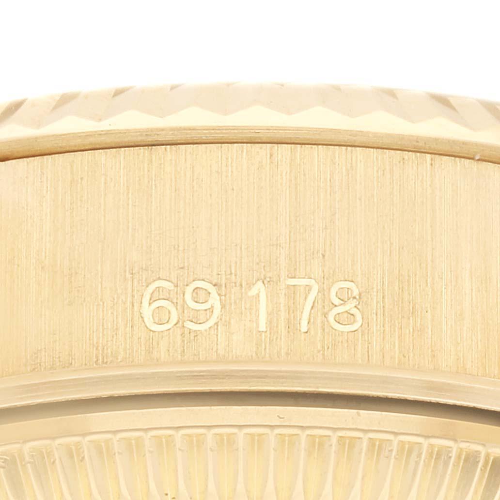 Rolex Datejust President Yellow Gold Ladies Watch 69178 Papers. Mouvement à remontage automatique certifié chronomètre. Boîtier en or jaune 18 carats d'un diamètre de 26,0 mm. Logo Rolex sur la couronne. Lunette cannelée en or jaune 18k. Verre