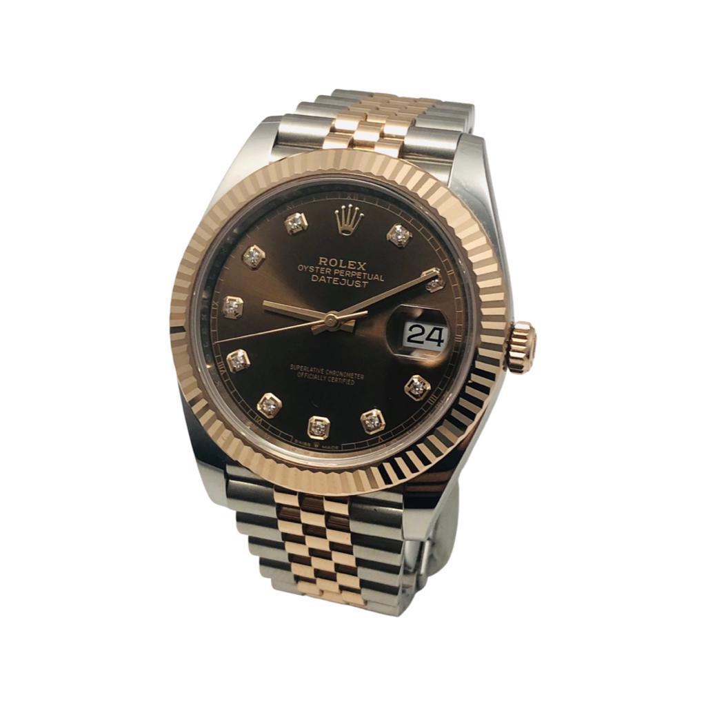 Marke: Rolex

Modellname: DateJust

Modellnummer: 126331

Uhrwerk: Automatik

Kaliber: 3235

Gehäusegröße: 41 mm

Zifferblattfarbe: Braun (Schokolade)

MATERIAL: 18k Rose Gold/Edelstahl

Glas: Kratzfest

Merkmale: Stunde, Sekunde, Minute, Tag