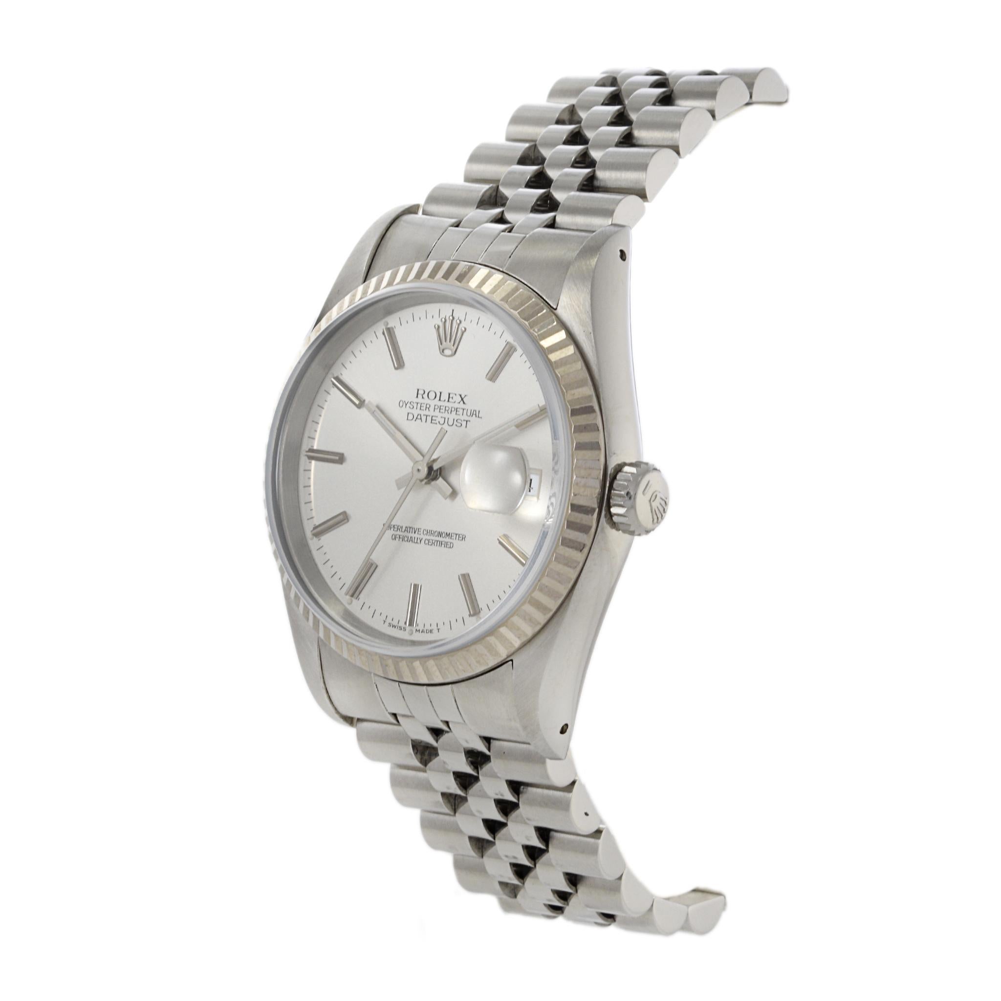This is an exceptional condition Rolex Datejust reference 16234 from 1990. This watch has a stainless steel case with 18K white gold business. The originality of this watch is exemplified by the fact that it retains its original factory case back