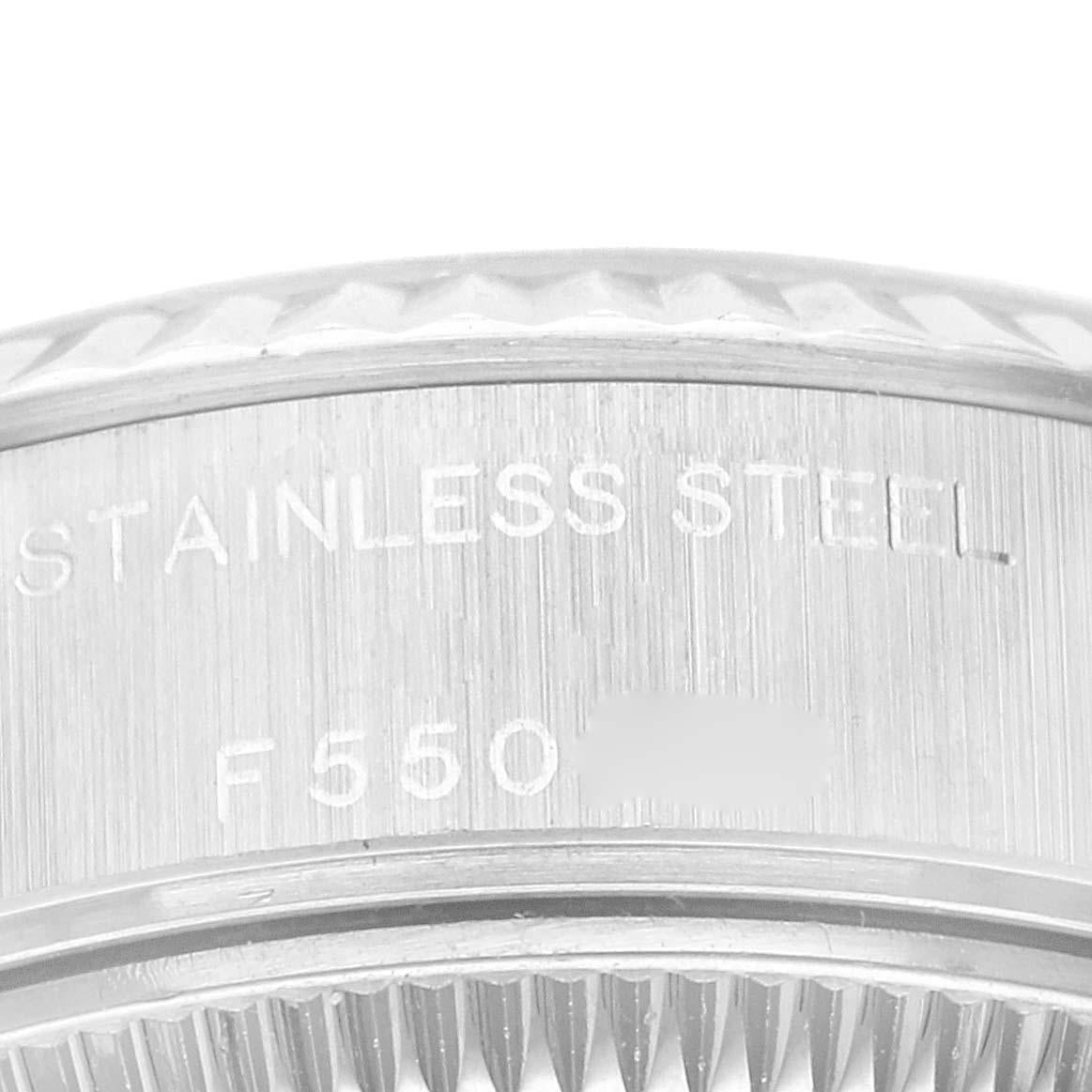 Rolex Datejust Salmon Diamond Dial White Gold Steel Ladies Watch 79174. Mouvement automatique à remontage automatique, officiellement certifié chronomètre. Boîtier oyster en acier inoxydable de 26.0 mm de diamètre. Logo Rolex sur la couronne.