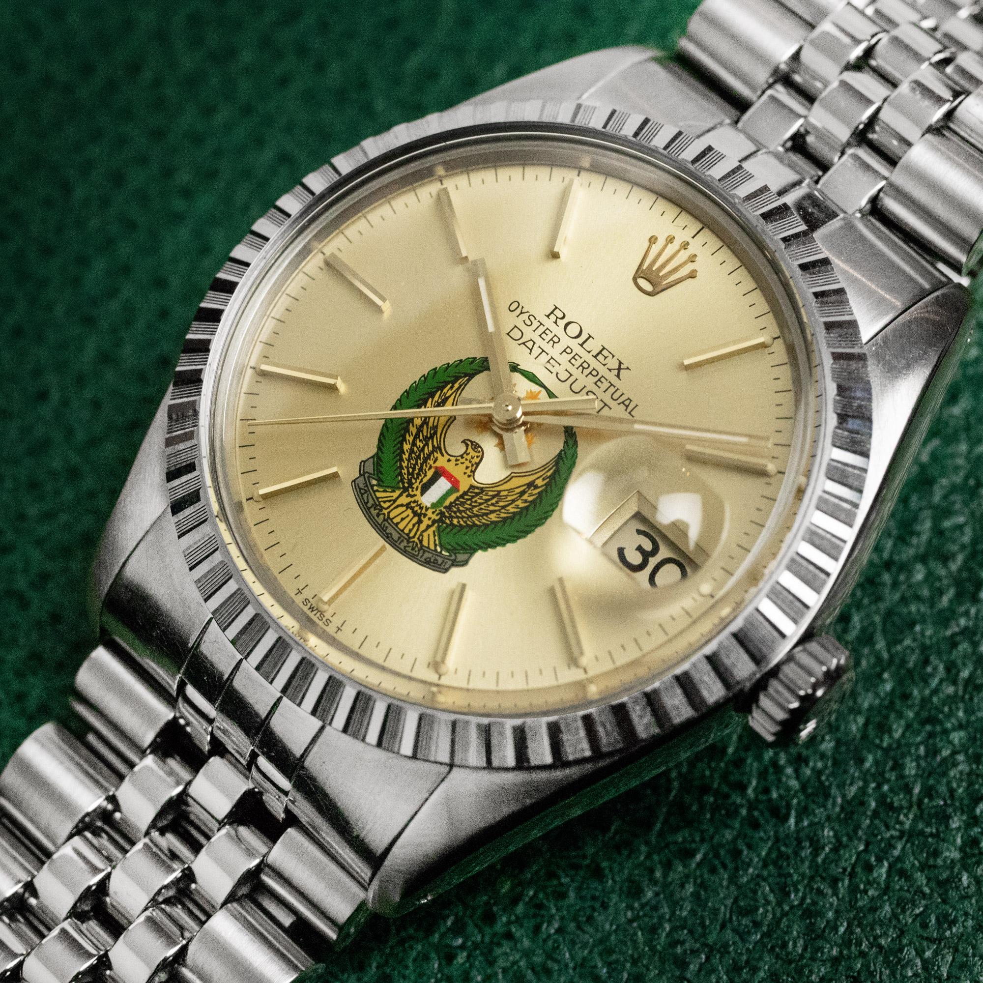 This Rolex Datejust from stainless steel with a stainless steel, engine-turned bezel and quickset function calibre 3035 – that we have on offer dates back to 1978 and has a champange-gold dial with the UAE (United Arab Emirates) Armed Forces logo