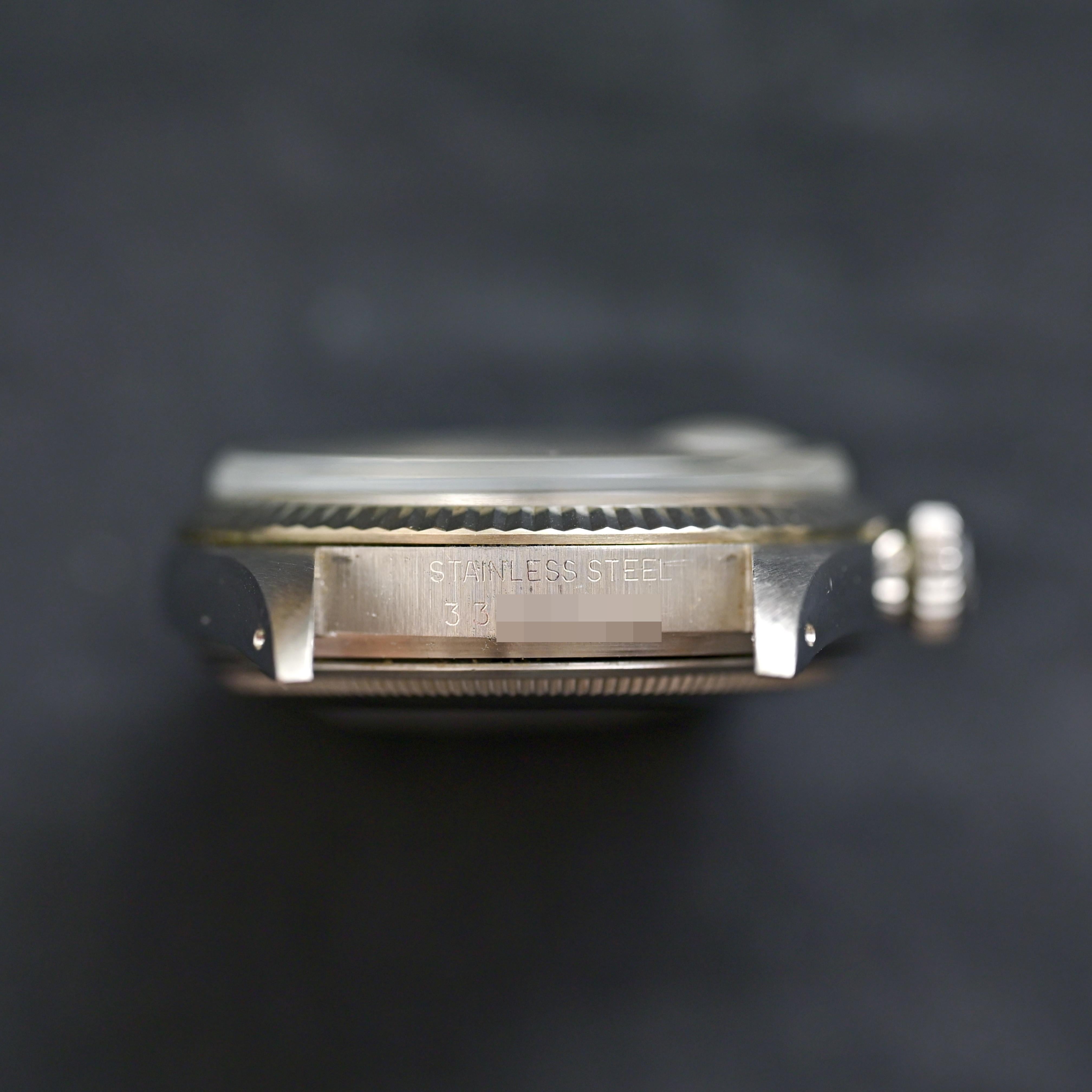 Marca: Rolex Vintage
Model No: 1601
Año: 1972
Número de serie: 33xxxxx

Referencia: C04668

Caja: 36 mm de diámetro sin corona; presenta signos de desgaste con un ligero pulido anterior; el fondo interior de la caja lleva el sello 1601

Esfera:
