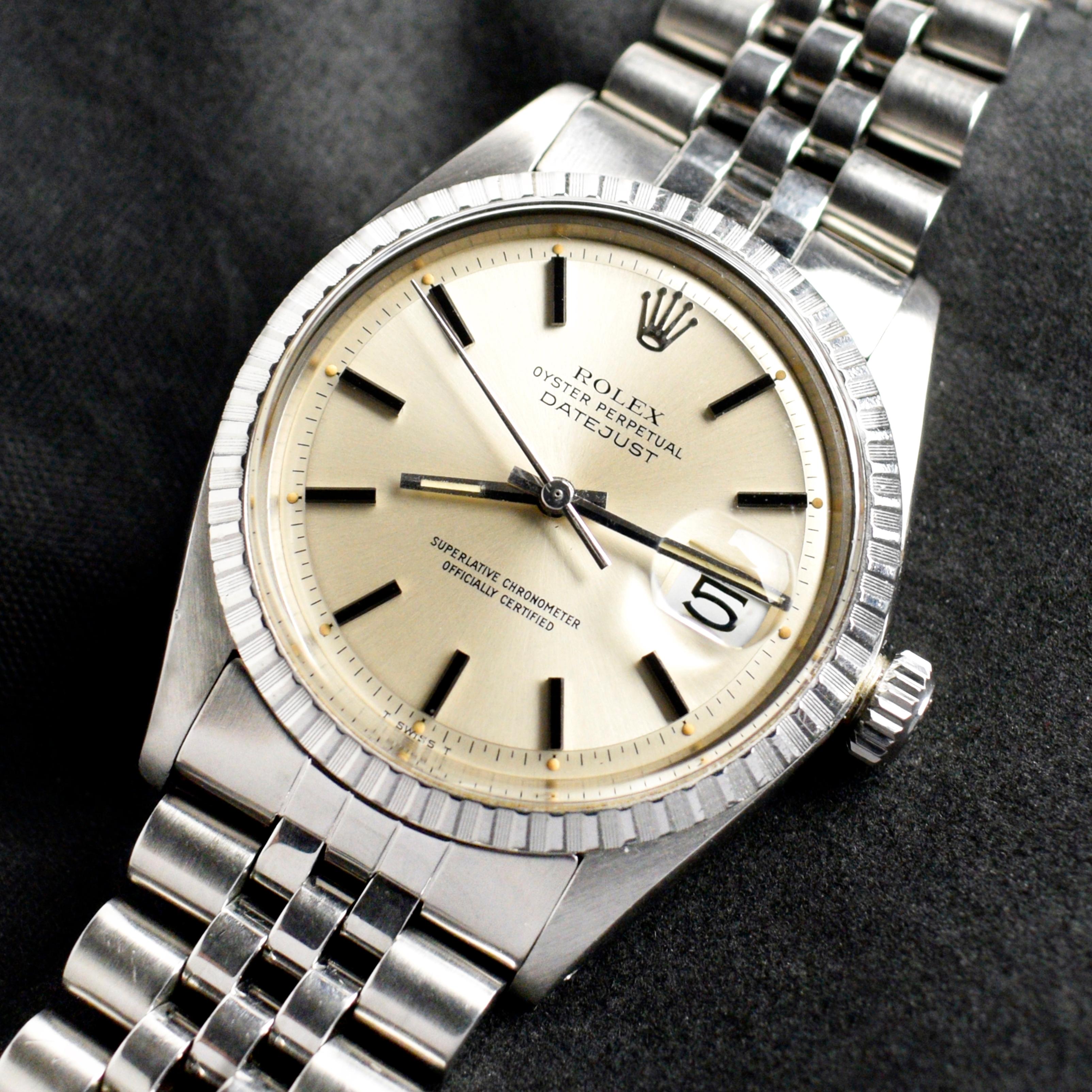 Marke: Vintage By Rolex
Modell: 1603
Jahr: 1973
Seriennummer: 39xxxxx
Referenz: C03579

Gehäuse: 36mm ohne Krone; Gebrauchsspuren mit leichter Politur von früher mit Innenboden gestempelt 1603

Zifferblatt: Excellent Aged Condition Silber