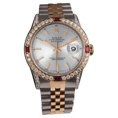 Rolex Montre Datejust avec cadran argenté, lunette diamantée / Lugs bicolore en rubis