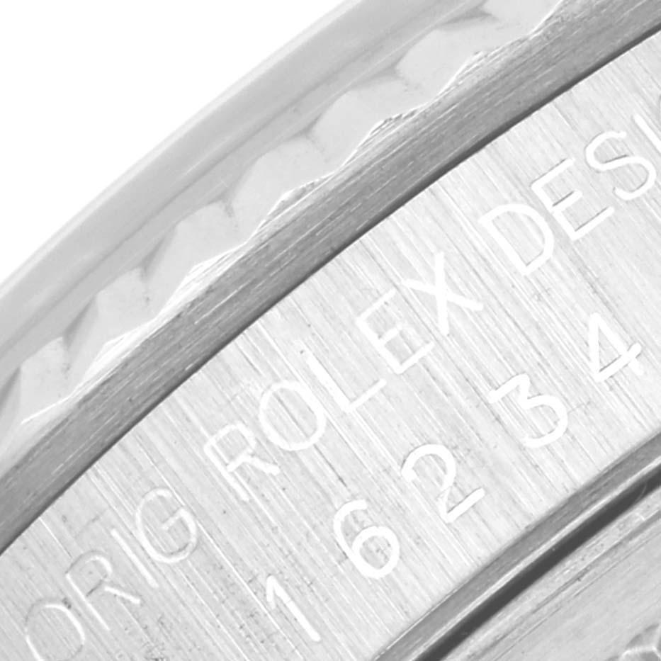 Rolex Datejust Silver Dial Steel White Gold Mens Watch 16234. Mouvement automatique à remontage automatique, officiellement certifié chronomètre. Boîtier oyster en acier inoxydable de 36 mm de diamètre. Logo Rolex sur la couronne. Lunette cannelée