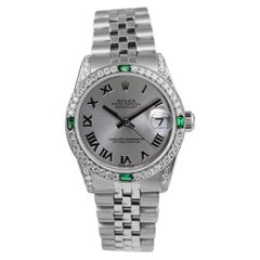 Rolex Montre Datejust à cadran romain argenté avec lunette en émeraudes et diamants et lunette à cornes
