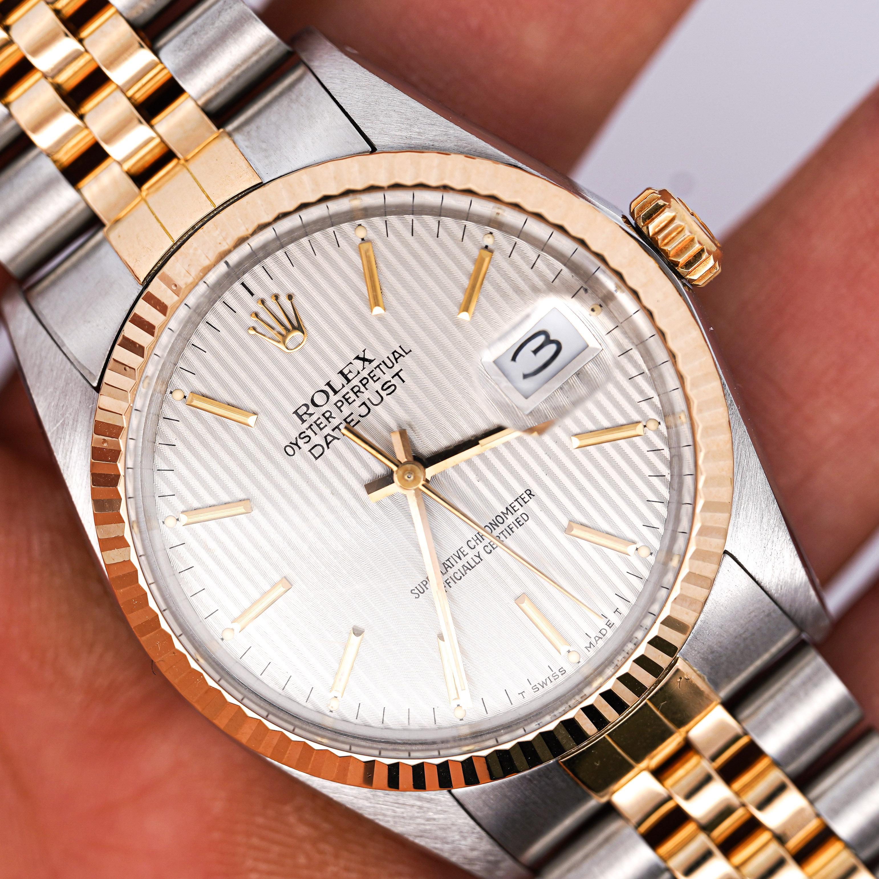 Klassische Rolex Datejust Automatikuhr aus zweifarbigem 18-karätigem Gelbgold und Edelstahl mit 36-mm-Gehäuse, silbernem Gobelin-Zifferblatt und aufgesetzten goldenen Indexen. Komplett mit geriffelten Gelbgold Lünette, Jubilee Armband,