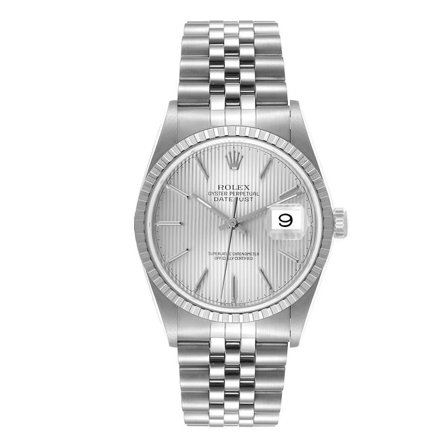 Rolex Datejust Silver Tapestry Dial Engine Turned Bezel Steel Mens Watch 16220. Mouvement automatique à remontage automatique, officiellement certifié chronomètre. Boîtier oyster en acier inoxydable de 36.0 mm de diamètre. Logo Rolex sur la