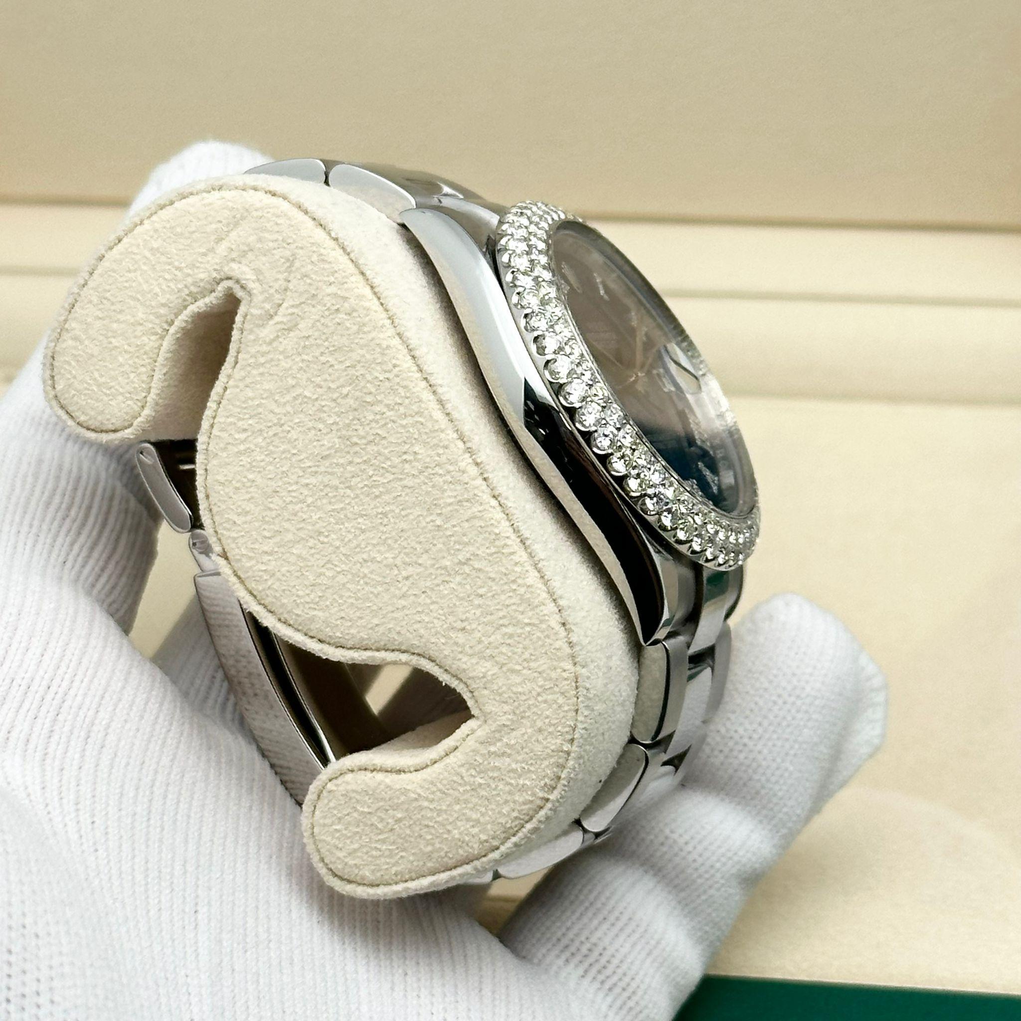 Rolex Datejust Stahl Automatikuhr 126300 mit Diamant-Lünette und blauem Zifferblatt im Zustand „Hervorragend“ im Angebot in New York, NY