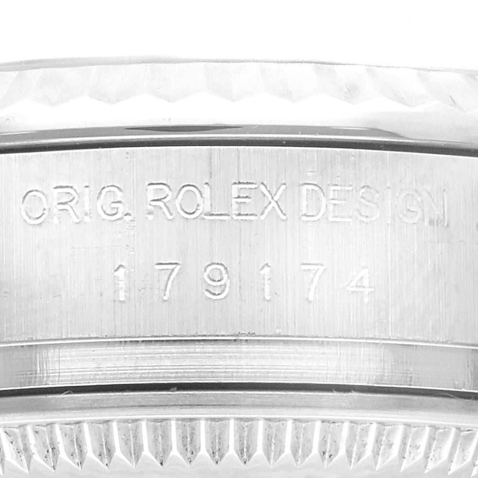 Rolex Datejust Stahl Weiß Gold Schwarzes Zifferblatt Damenuhr 179174 Box Card. Offiziell zertifiziertes Chronometerwerk mit automatischem Aufzug. Austerngehäuse aus Edelstahl mit einem Durchmesser von 26.0 mm. Rolex Logo auf einer Krone. Geriffelte
