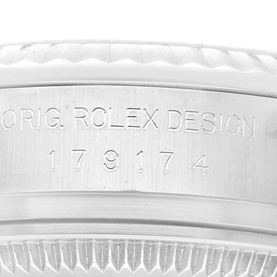 Rolex Datejust Stahl Weißgold schwarzes Diamant-Zifferblatt Damenuhr 179174 Box-Karte. Offiziell zertifiziertes Chronometerwerk mit automatischem Aufzug. Austerngehäuse aus Edelstahl mit einem Durchmesser von 26.0 mm. Rolex Logo auf der Krone.