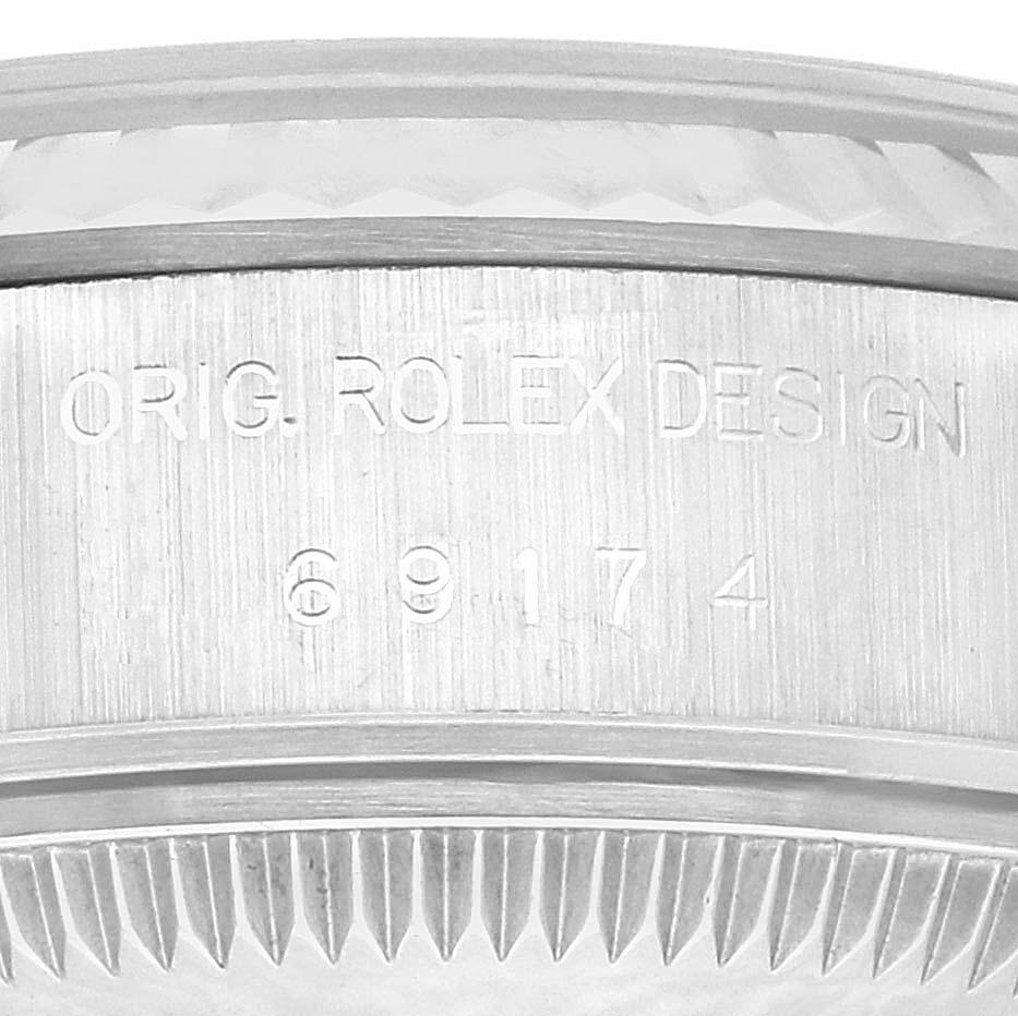 Rolex Datejust Steel White Gold Diamond Dial Ladies Watch 69174. Mouvement automatique à remontage automatique, officiellement certifié chronomètre. Boîtier oyster en acier inoxydable de 26.0 mm de diamètre. Logo Rolex sur une couronne. Lunette