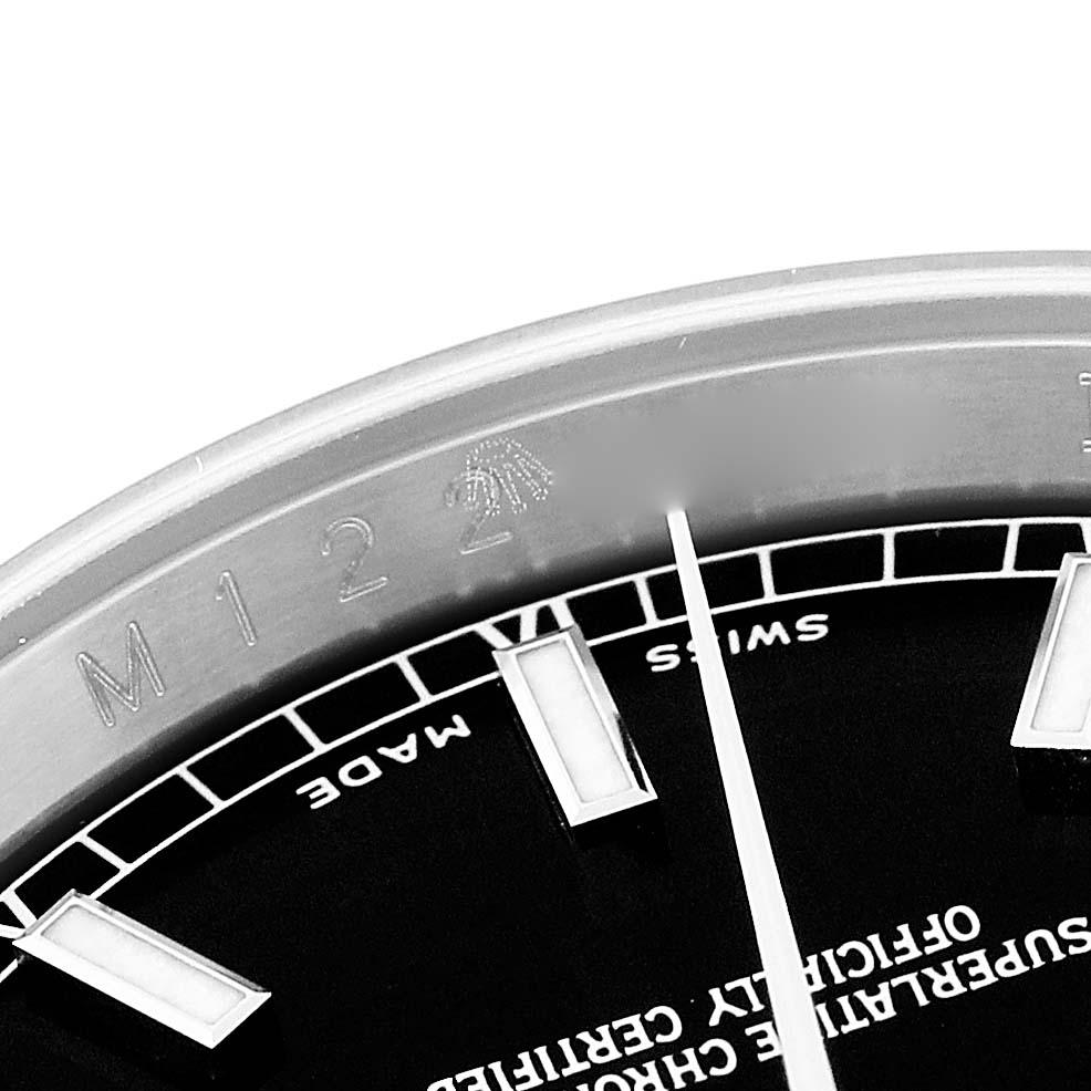 Rolex Datejust Stahl Weißgold geriffelte Lünette schwarzes Zifferblatt Herrenuhr 116234. Offiziell zertifiziertes Chronometerwerk mit automatischem Aufzug. Gehäuse aus Edelstahl mit einem Durchmesser von 36.0 mm.  Rolex Logo auf einer Krone.