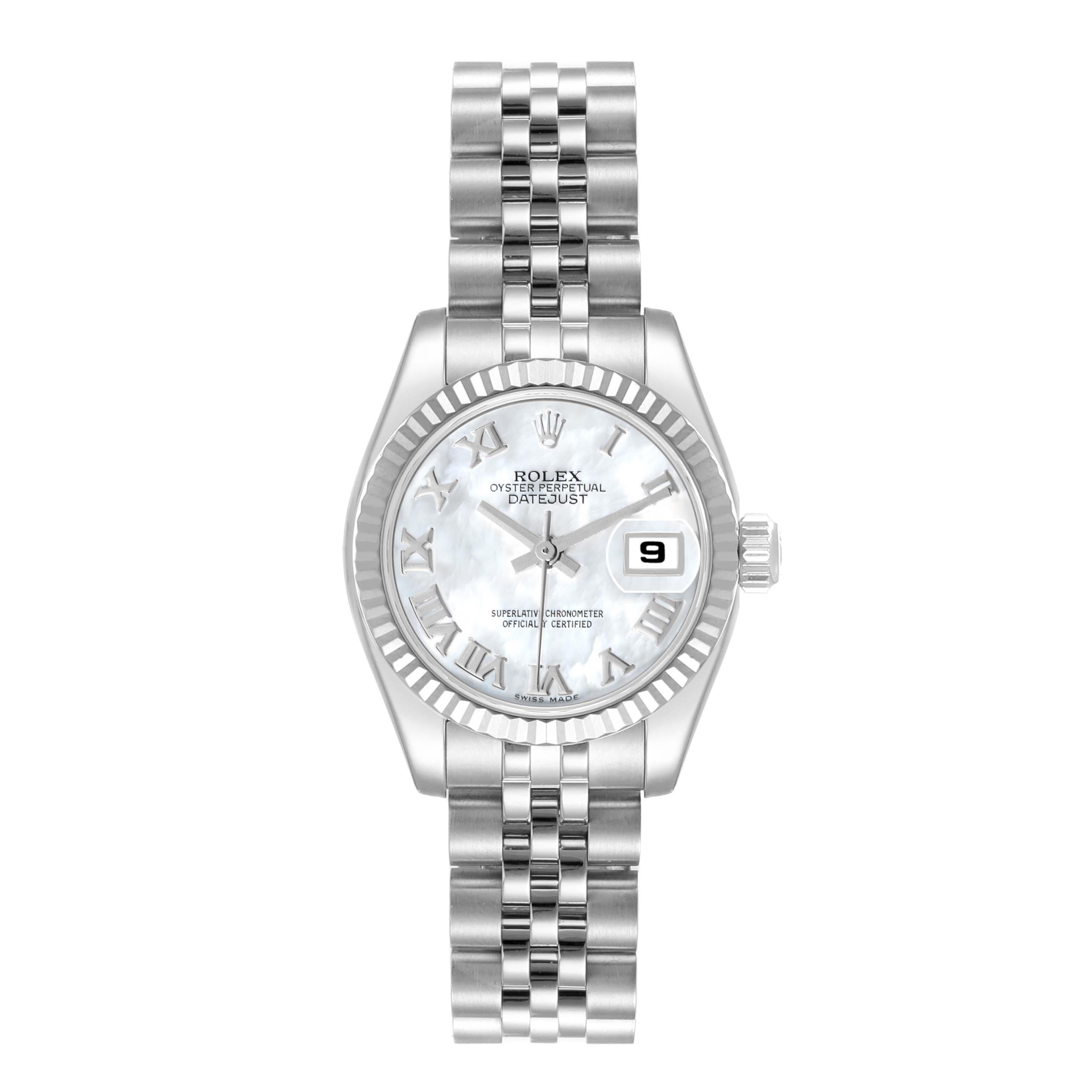 Rolex Datejust Steel White Gold Mother of Pearl Dial Ladies Watch 179174. Mouvement automatique à remontage automatique, officiellement certifié chronomètre. Boîtier oyster en acier inoxydable de 26.0 mm de diamètre. Logo Rolex sur la couronne.