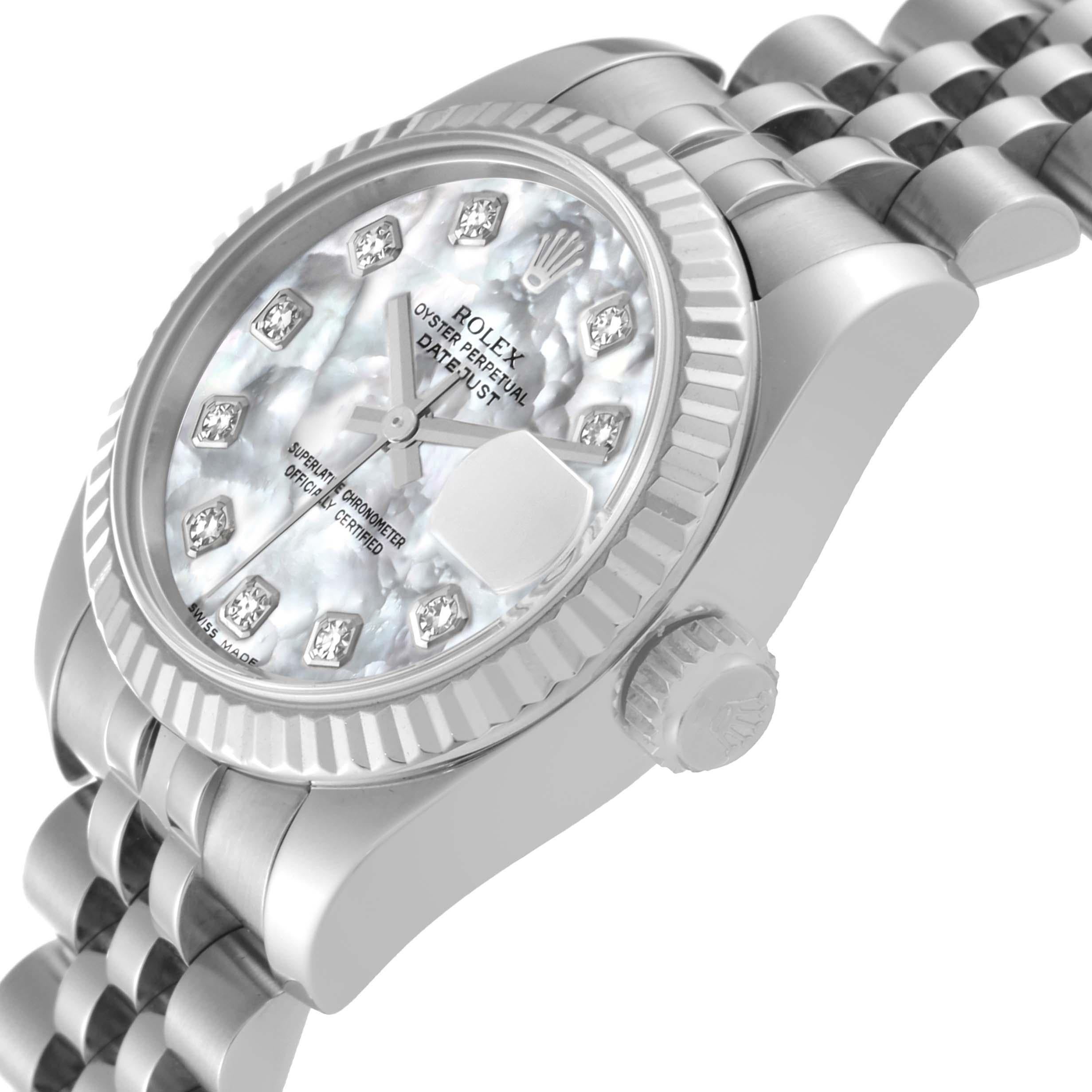Rolex Datejust Steel White Gold Mother of Pearl Diamond Dial Ladies Watch 179174. Mouvement automatique à remontage automatique, officiellement certifié chronomètre. Boîtier oyster en acier inoxydable de 26.0 mm de diamètre. Logo Rolex sur la