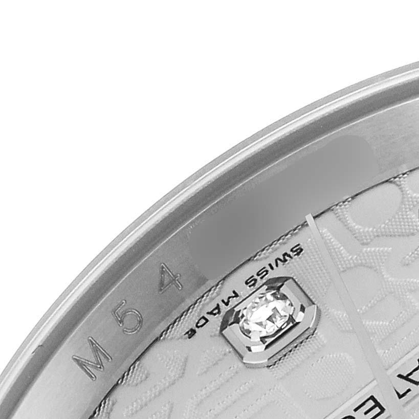 Rolex Datejust Stahl Weißgold Silber Jahrestag Diamond Dial Herrenuhr 116234 Box Karte. Offiziell zertifiziertes Chronometerwerk mit automatischem Aufzug. Gehäuse aus Edelstahl mit einem Durchmesser von 36.0 mm. Rolex Logo auf der Krone. Geriffelte