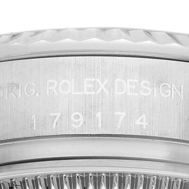 Rolex Datejust Steel White Gold Silver Dial Ladies Watch 179174 Box Papers. Mouvement automatique à remontage automatique, officiellement certifié chronomètre. Boîtier oyster en acier inoxydable de 26.0 mm de diamètre. Logo Rolex sur une couronne.
