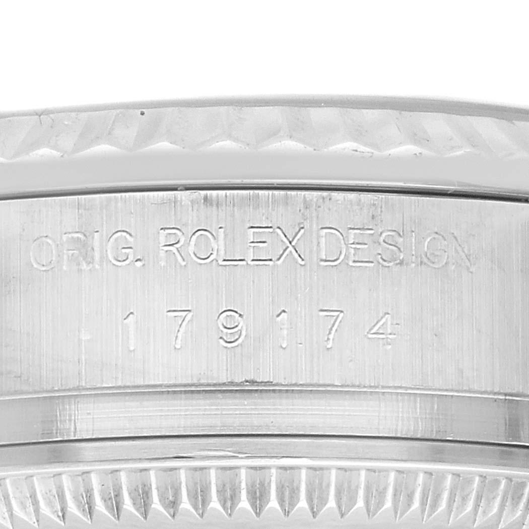 Rolex Datejust Stahl Weißgold Silber Zifferblatt Damenuhr 179174 Box Papiere. Offiziell zertifiziertes Chronometerwerk mit automatischem Aufzug. Austerngehäuse aus Edelstahl mit einem Durchmesser von 26.0 mm. Rolex Logo auf einer Krone. Geriffelte