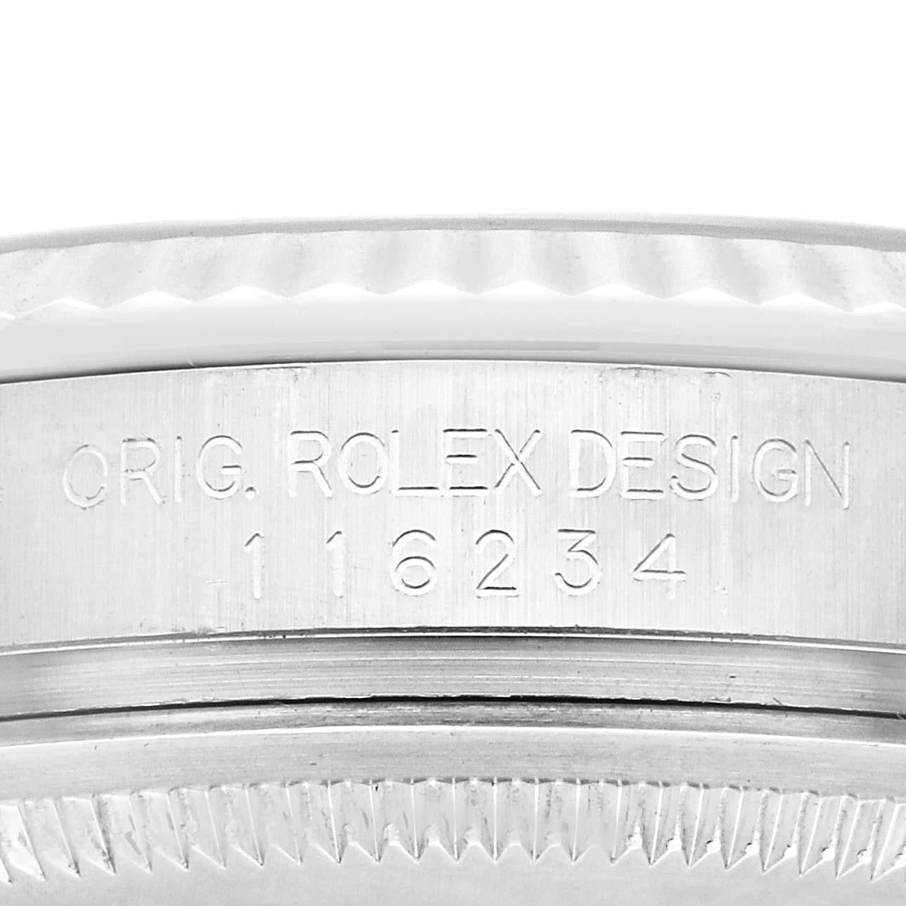 Rolex Datejust Steel White Gold Silver Dial Mens Watch 116234 Box Papers. Mouvement à remontage automatique certifié officiellement chronomètre. Boîtier en acier inoxydable de 36.0 mm de diamètre.  Logo Rolex sur une couronne. Lunette cannelée en or