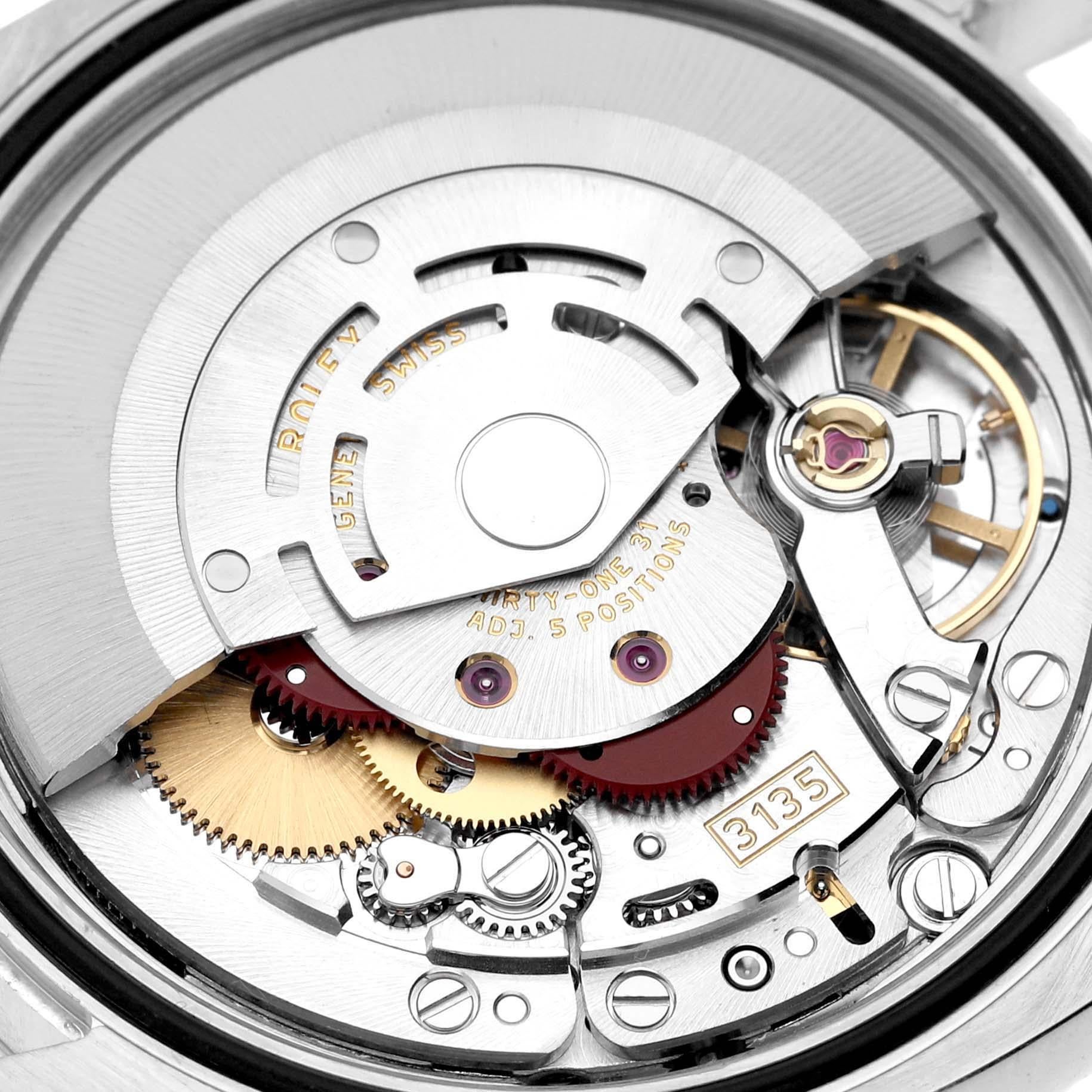 Rolex Datejust Steel White Gold Silver Roman Dial Mens Watch 116234. Mouvement à remontage automatique certifié officiellement chronomètre. Boîtier en acier inoxydable de 36.0 mm de diamètre.  Logo Rolex sur une couronne. Lunette cannelée en or
