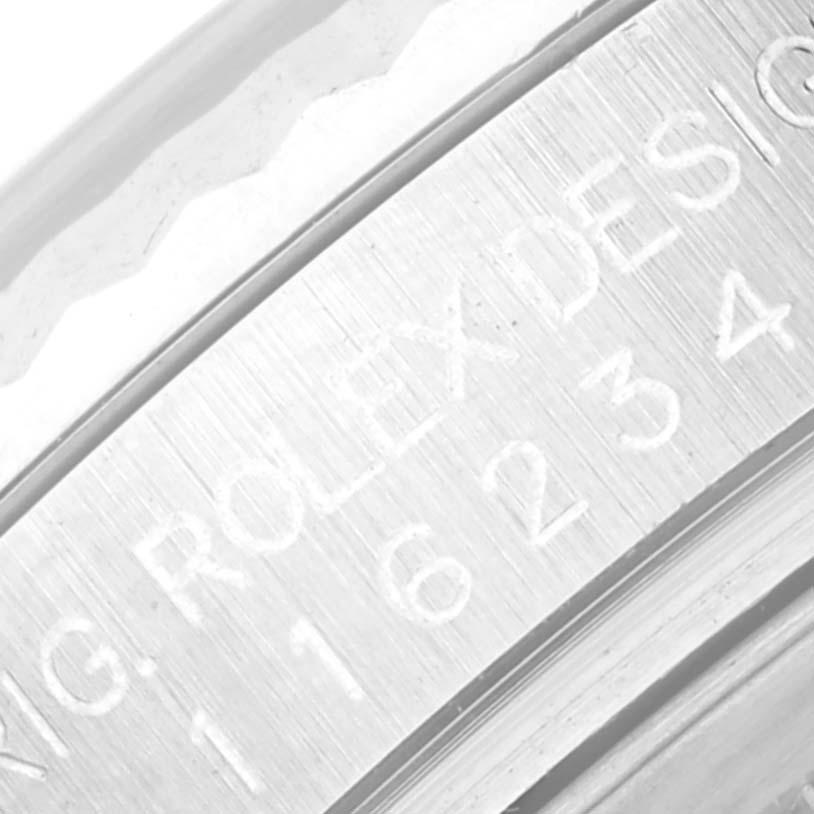 Rolex Datejust Steel White Gold Silver Roman Dial Mens Watch 116234. Mouvement à remontage automatique certifié officiellement chronomètre. Boîtier en acier inoxydable de 36.0 mm de diamètre.  Logo Rolex sur une couronne. Lunette cannelée en or