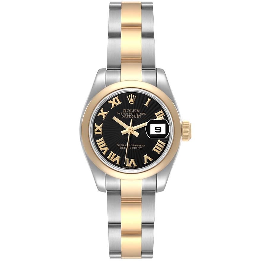 Rolex Datejust Steel Yellow Gold Black Sunbeam Dial Ladies Watch 179163 Box Card. Mouvement à remontage automatique certifié officiellement chronomètre avec fonction de date rapide. Boîtier oyster en acier inoxydable de 26.0 mm de diamètre. Logo