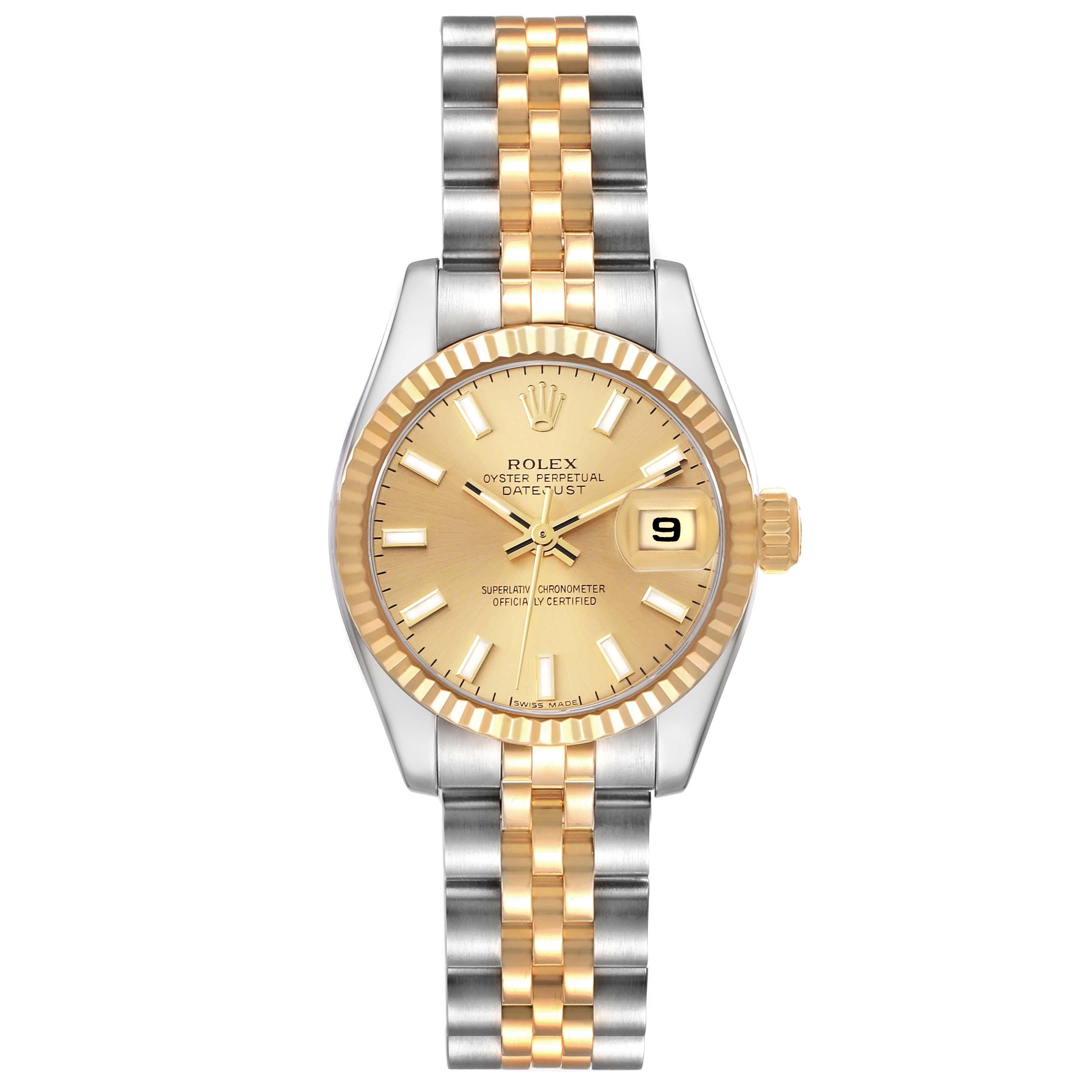 Rolex Datejust Steel Yellow Gold Champagne Dial Ladies Watch 179173 Box Papers. Mouvement automatique à remontage automatique, officiellement certifié chronomètre. Boîtier oyster en acier inoxydable de 26.0 mm de diamètre. Logo Rolex sur une