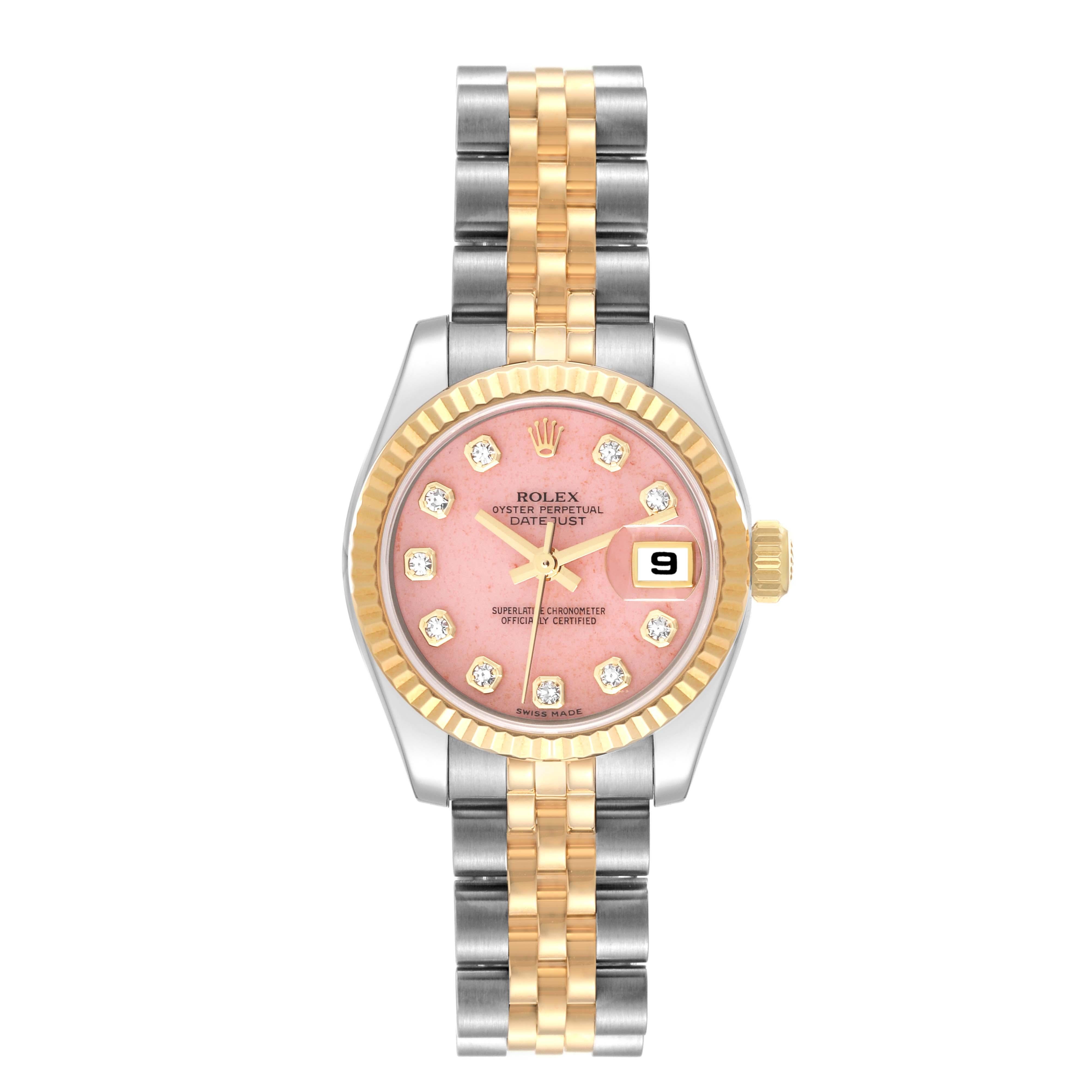 Rolex Datejust Steel Yellow Gold Coral Diamond Dial Ladies Watch 179173. Mouvement à remontage automatique certifié officiellement chronomètre. Boîtier oyster en acier inoxydable de 26 mm de diamètre. Logo Rolex sur une couronne en or jaune 18