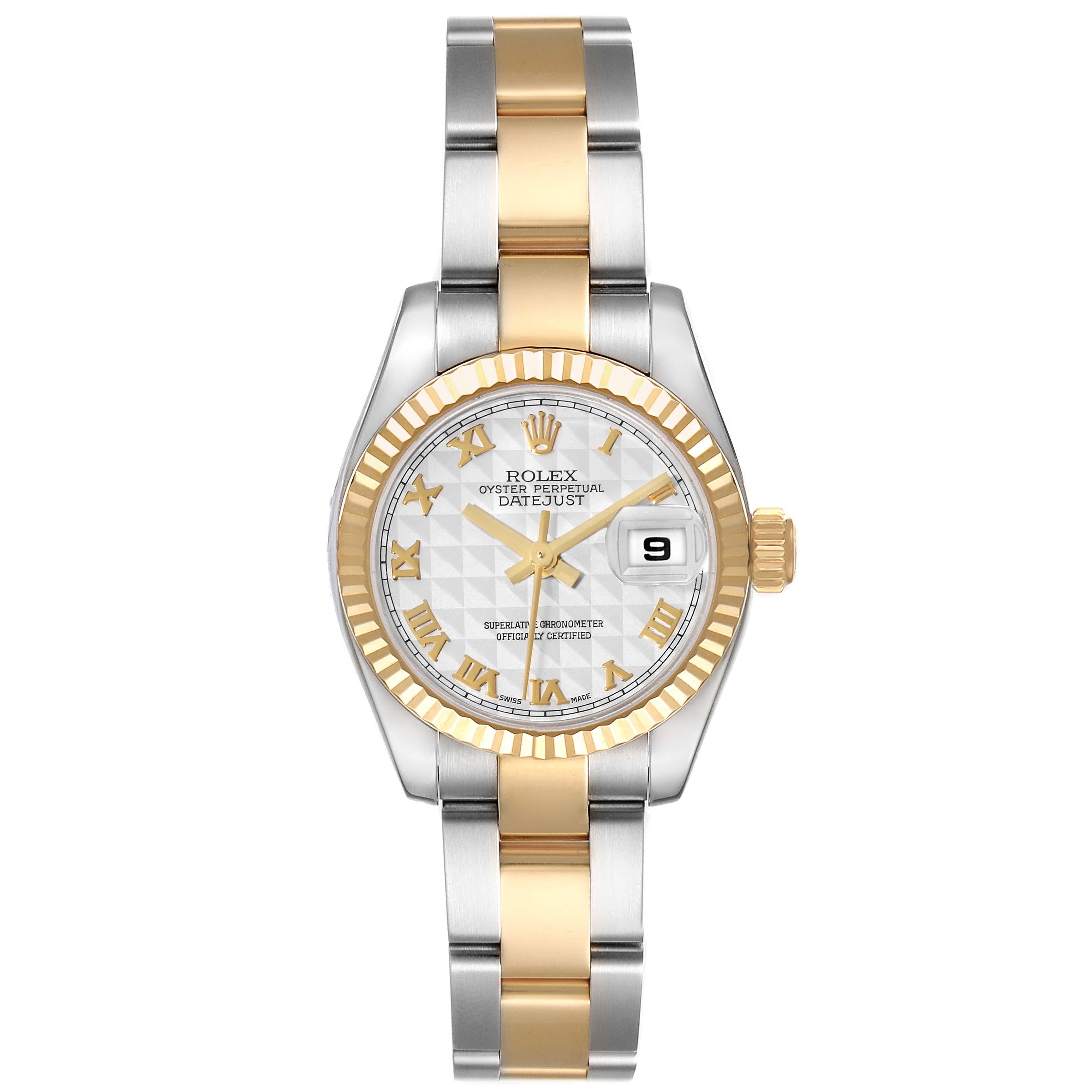Rolex Datejust Steel Yellow Gold Ivory Pyramid Dial Ladies Watch 179173. Mouvement automatique à remontage automatique, officiellement certifié chronomètre. Boîtier oyster en acier inoxydable de 26 mm de diamètre. Logo Rolex sur une couronne en or
