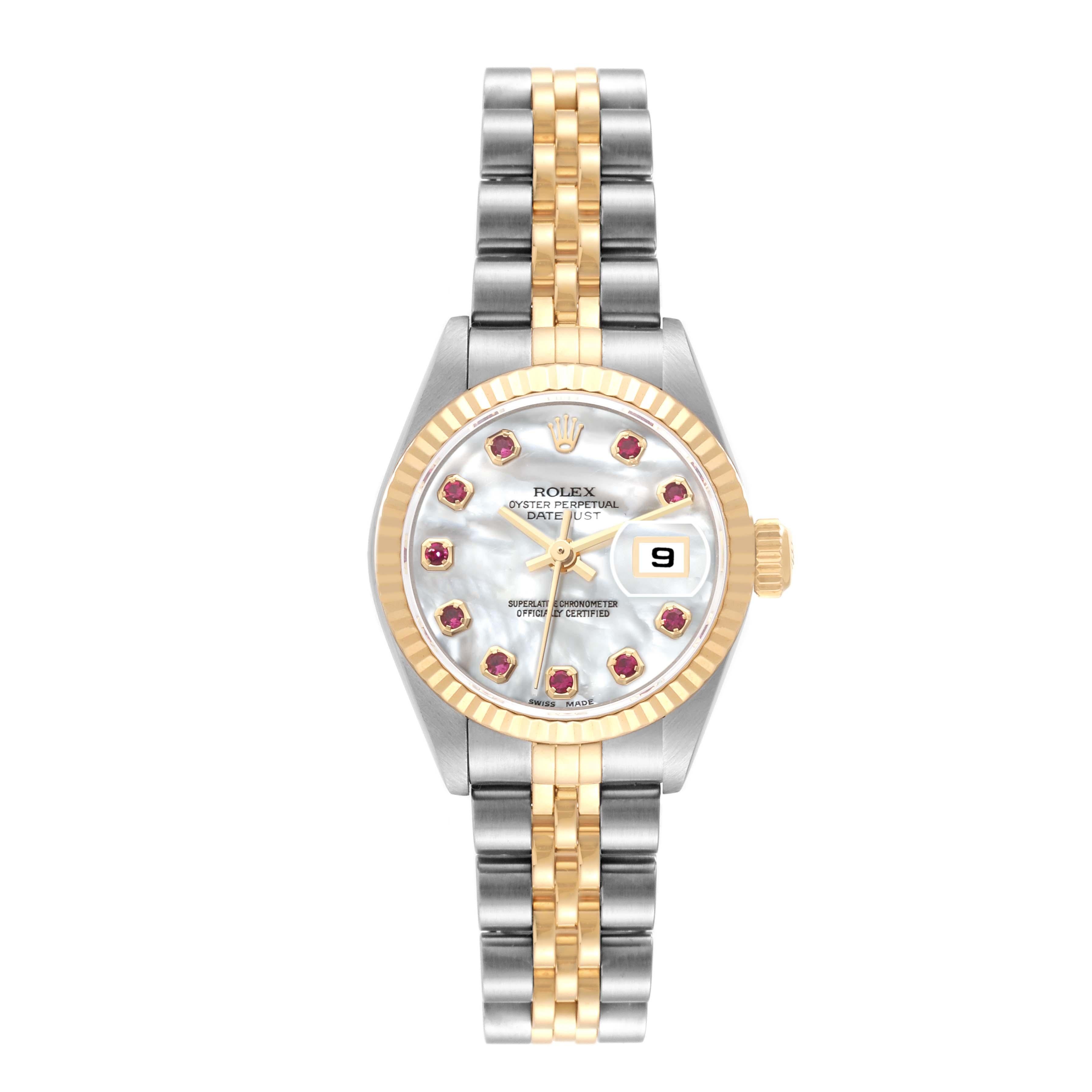 Rolex Datejust Steel Yellow Gold Mother Of Pearl Ruby Dial Ladies Watch 79173. Mouvement automatique à remontage automatique, officiellement certifié chronomètre. Boîtier oyster en acier inoxydable de 26 mm de diamètre. Logo Rolex sur une couronne