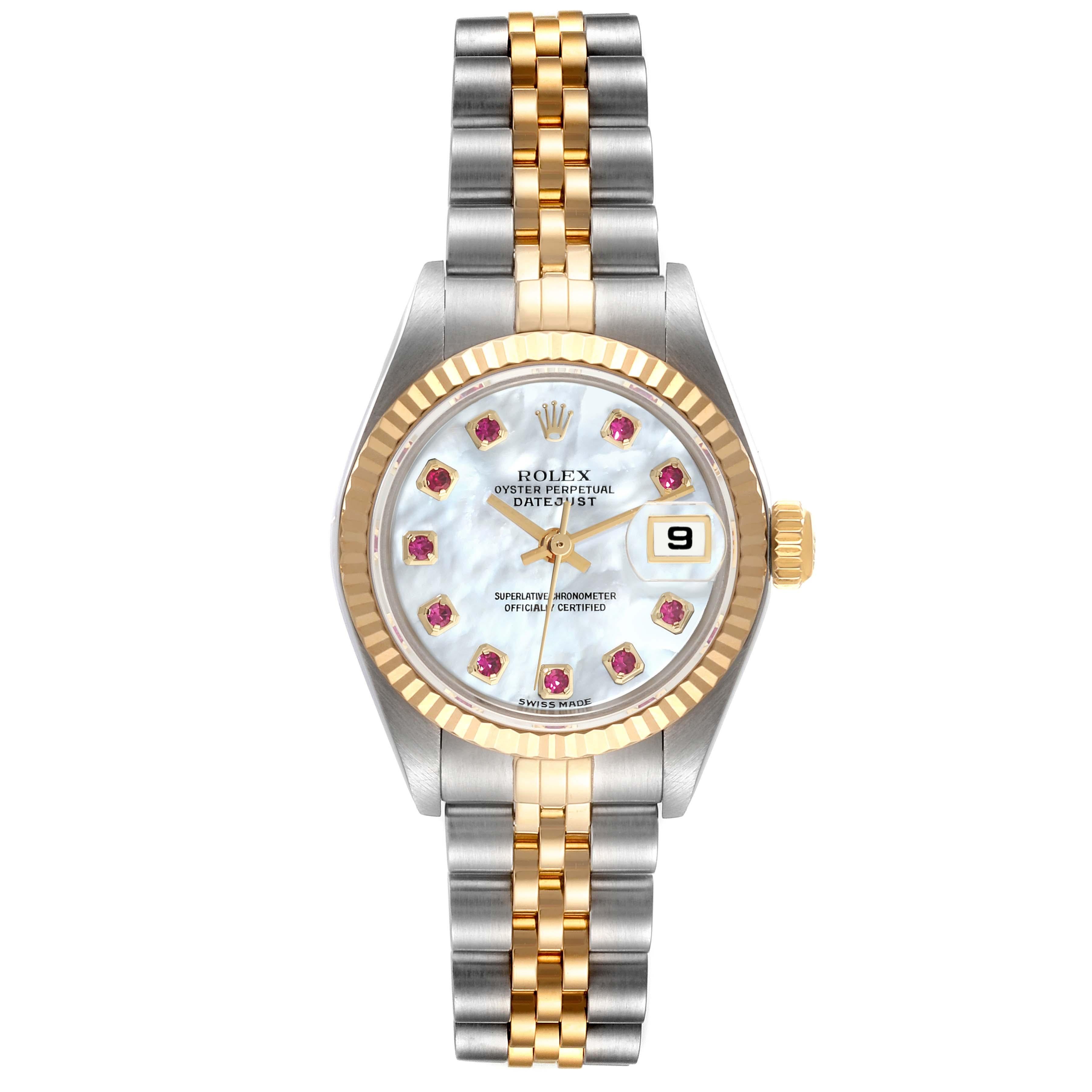 Rolex Datejust Stahl Gelbgold Mutter der Perle Rubin Zifferblatt Damenuhr 79173 Box Papiere. Offiziell zertifiziertes Chronometerwerk mit automatischem Aufzug. Austerngehäuse aus Edelstahl mit einem Durchmesser von 26 mm. Rolex-Logo auf einer Krone