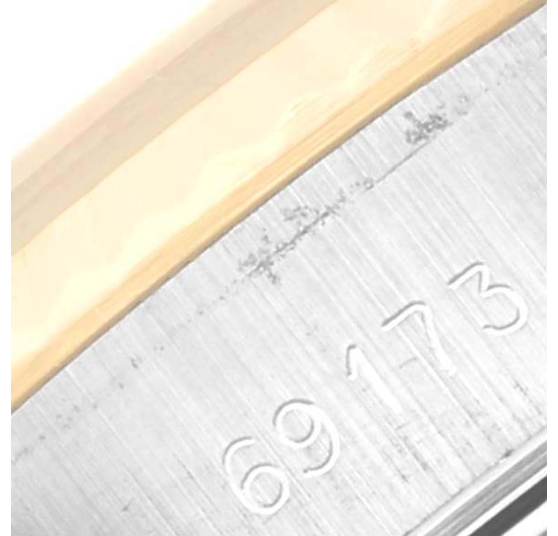 Rolex Datejust Steel Yellow Gold Tapestry Dial Ladies Watch 69173. Mouvement automatique à remontage automatique, officiellement certifié chronomètre. Boîtier oyster en acier inoxydable de 26.0 mm de diamètre. Logo Rolex sur la couronne. Lunette