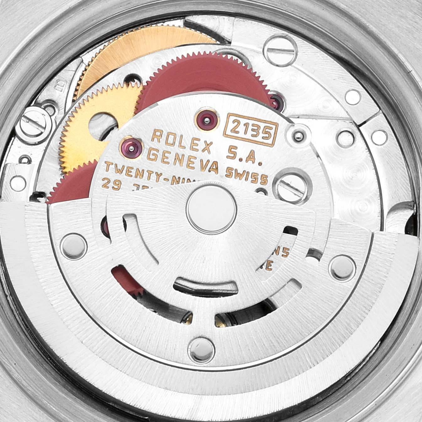 Rolex Datejust Steel Yellow Gold Tapestry Dial Ladies Watch 69173. Mouvement automatique à remontage automatique, officiellement certifié chronomètre. Boîtier oyster en acier inoxydable de 26.0 mm de diamètre. Logo Rolex sur la couronne. Lunette