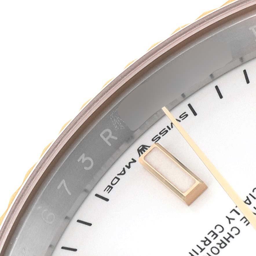 Rolex Datejust Steel Yellow Gold White Dial Mens Watch 126233 Box Card. Mouvement à remontage automatique certifié officiellement chronomètre. Boîtier en acier inoxydable et en or jaune 18 carats de 36,0 mm de diamètre.  Logo Rolex sur une couronne.