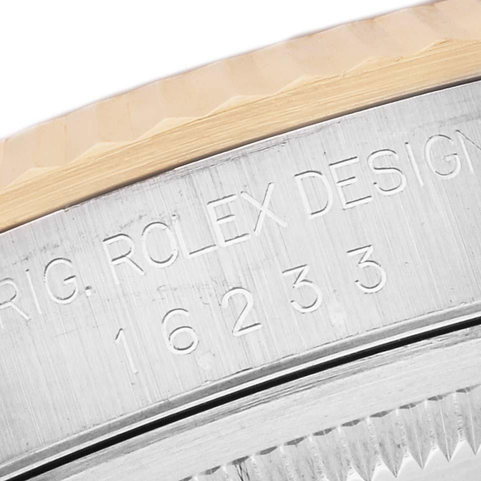 Rolex Datejust Steel Yellow Gold White Dial Mens Watch 16233. Mouvement automatique à remontage automatique, officiellement certifié chronomètre. Boîtier en acier inoxydable de 36.0 mm de diamètre. Logo Rolex sur une couronne. Lunette cannelée en or