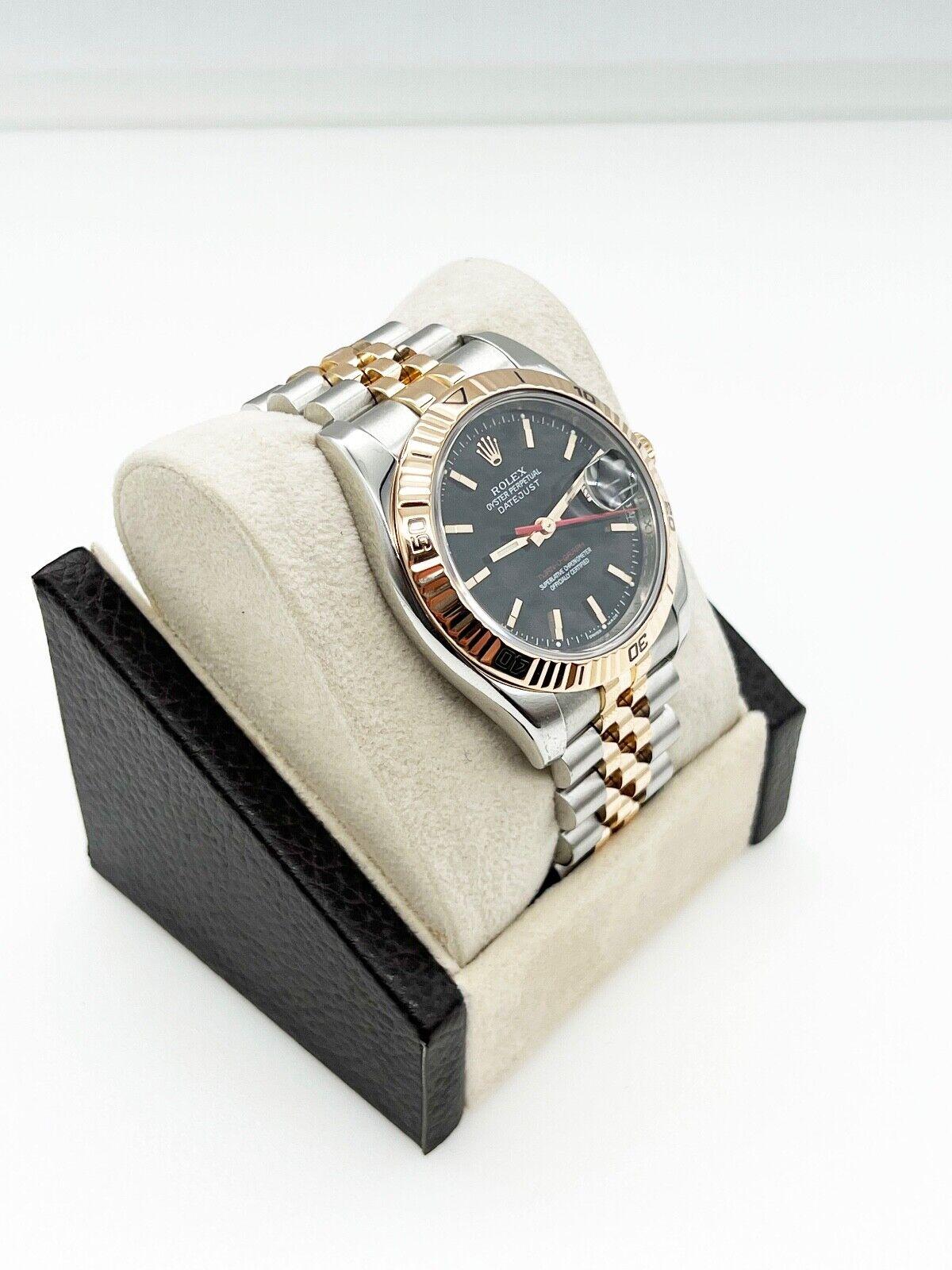 Stilnummer: 116261
Seriennummer: F616***
Jahr: 2003
Modell: Rolex Datejust Turn-O-Graph
MATERIAL des Gehäuses: Rostfreier Stahl
Band: 18K Rose Gold & Edelstahl 
Lünette: 18K Rose Gold 
Zifferblatt: Schwarz
Gesicht: Saphirglas
Gehäusegröße: