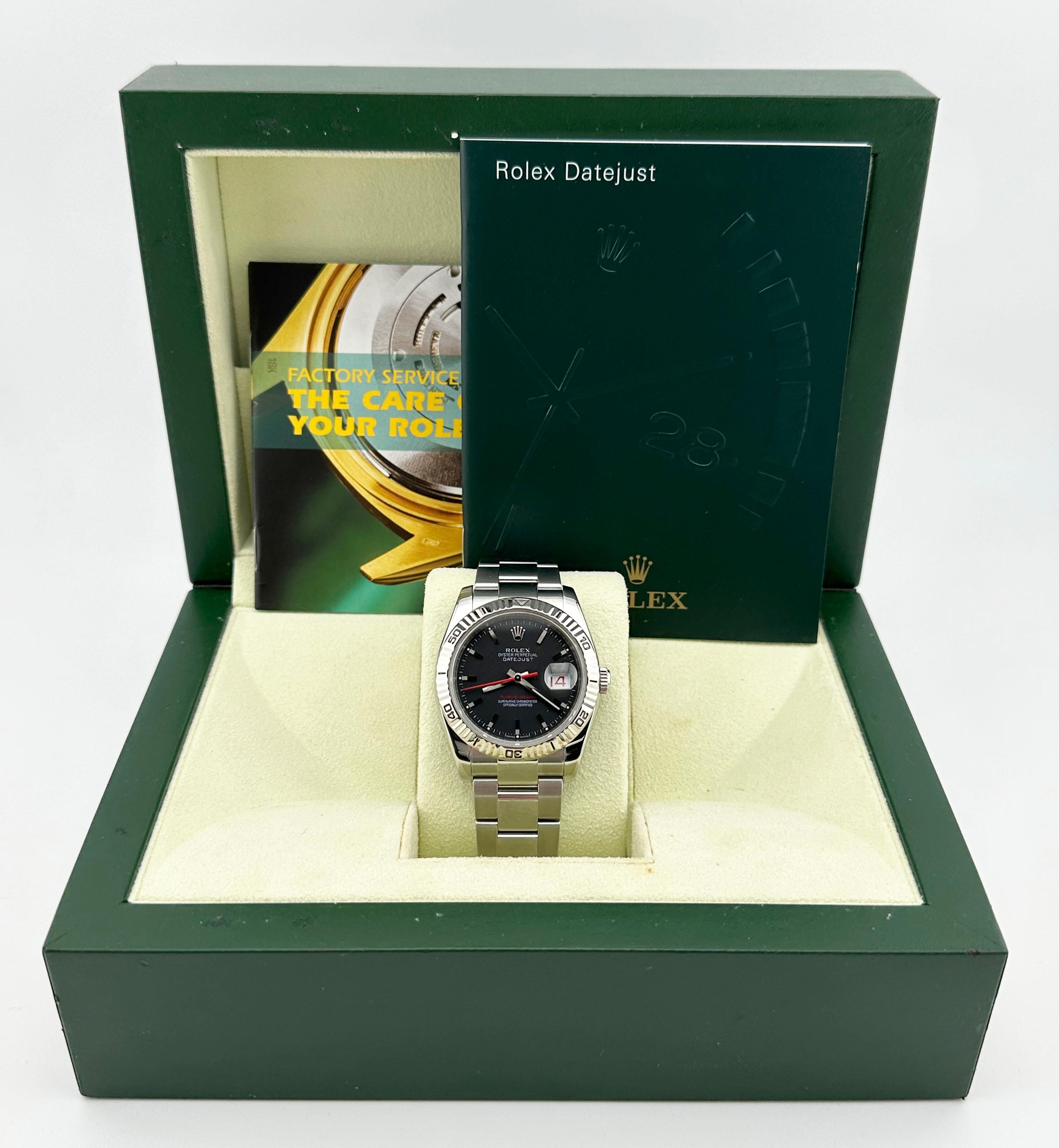 Stilnummer: 116264


Seriennummer: Z065***


Jahr: 2007


Modell: Rolex Datejust Turn-O-Graph


MATERIAL des Gehäuses: Rostfreier Stahl 


Band: Rostfreier Stahl 


Lünette: 18K Weißgold 


Zifferblatt: Schwarzes Zifferblatt 


Gesicht: Saphirglas