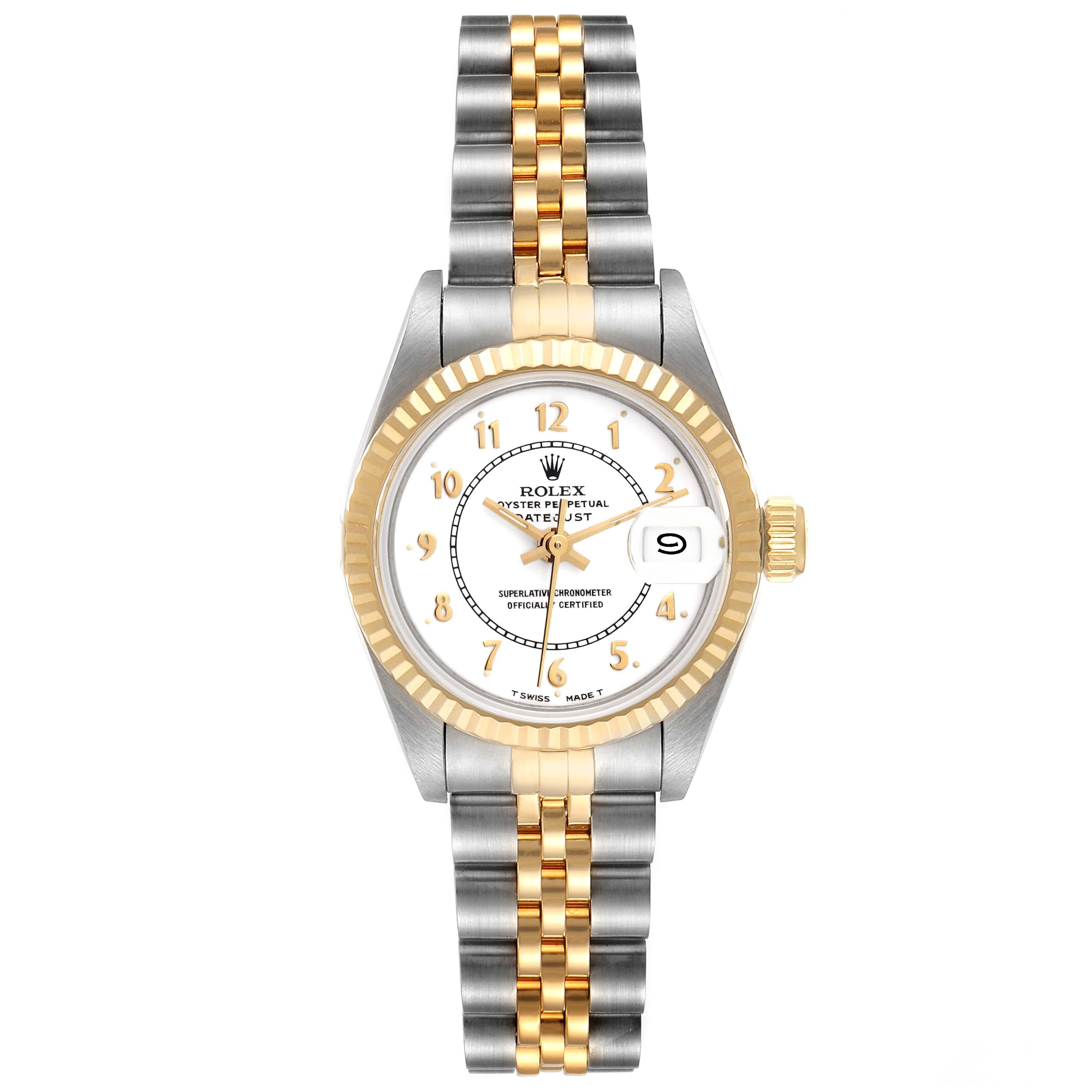 Rolex Datejust Weißes Arabisches Zifferblatt Stahl Gelbgold Damenuhr 69173. Offiziell zertifiziertes Chronometerwerk mit automatischem Aufzug. Austerngehäuse aus Edelstahl mit einem Durchmesser von 26.0 mm. Rolex Logo auf der Krone. Geriffelte