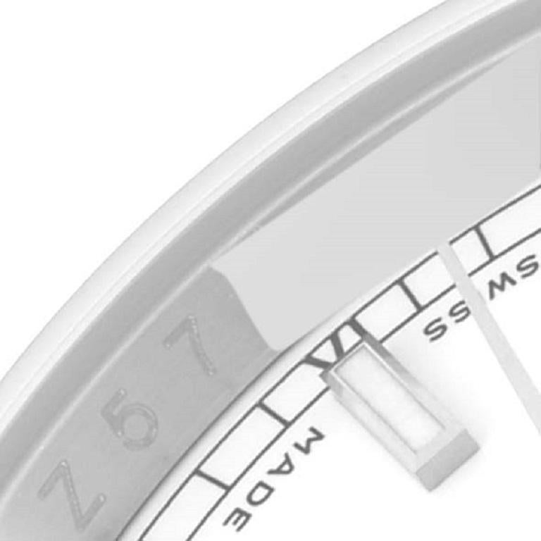 Rolex Datejust Weißes Zifferblatt Oyster Armband Stahl Herrenuhr 116200 Ungetragen. Offiziell zertifiziertes Chronometerwerk mit automatischem Aufzug. Gehäuse aus Edelstahl mit einem Durchmesser von 36.0 mm. Rolex Logo auf einer Krone. Glatte,