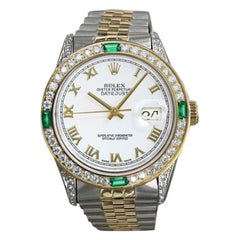 Rolex Montre Datejust 36 mm à cadran romain blanc avec lunette en diamants et émeraudes bicolores
