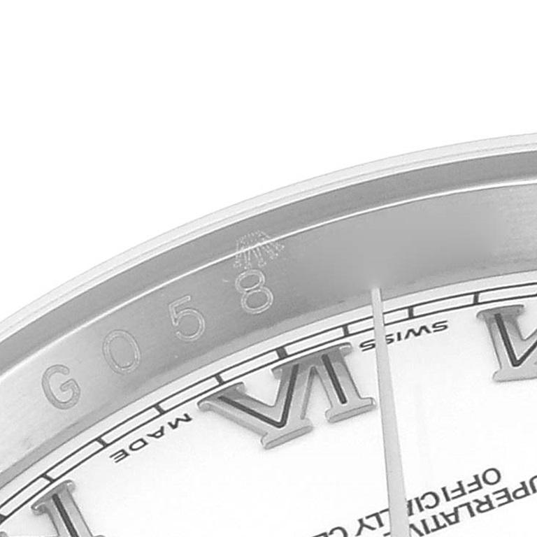 Rolex Datejust White Roman Dial Steel Herrenuhr 116200 Box Card. Offiziell zertifiziertes Chronometer-Automatikwerk mit Schnellverstellung des Datums. Gehäuse aus Edelstahl mit einem Durchmesser von 36.0 mm. Hochglanzpolierte Nasen. Rolex Logo auf