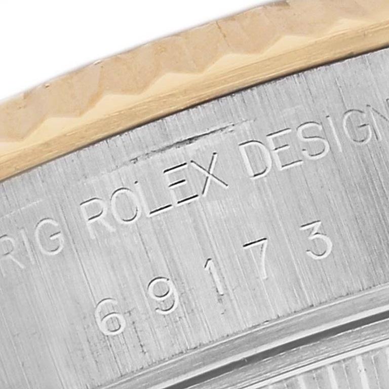 Rolex Datejust White Roman Dial Steel Yellow Gold Ladies Watch 69173. Mouvement automatique à remontage automatique, officiellement certifié chronomètre. Boîtier oyster en acier inoxydable de 26.0 mm de diamètre. Logo Rolex sur la couronne. Lunette